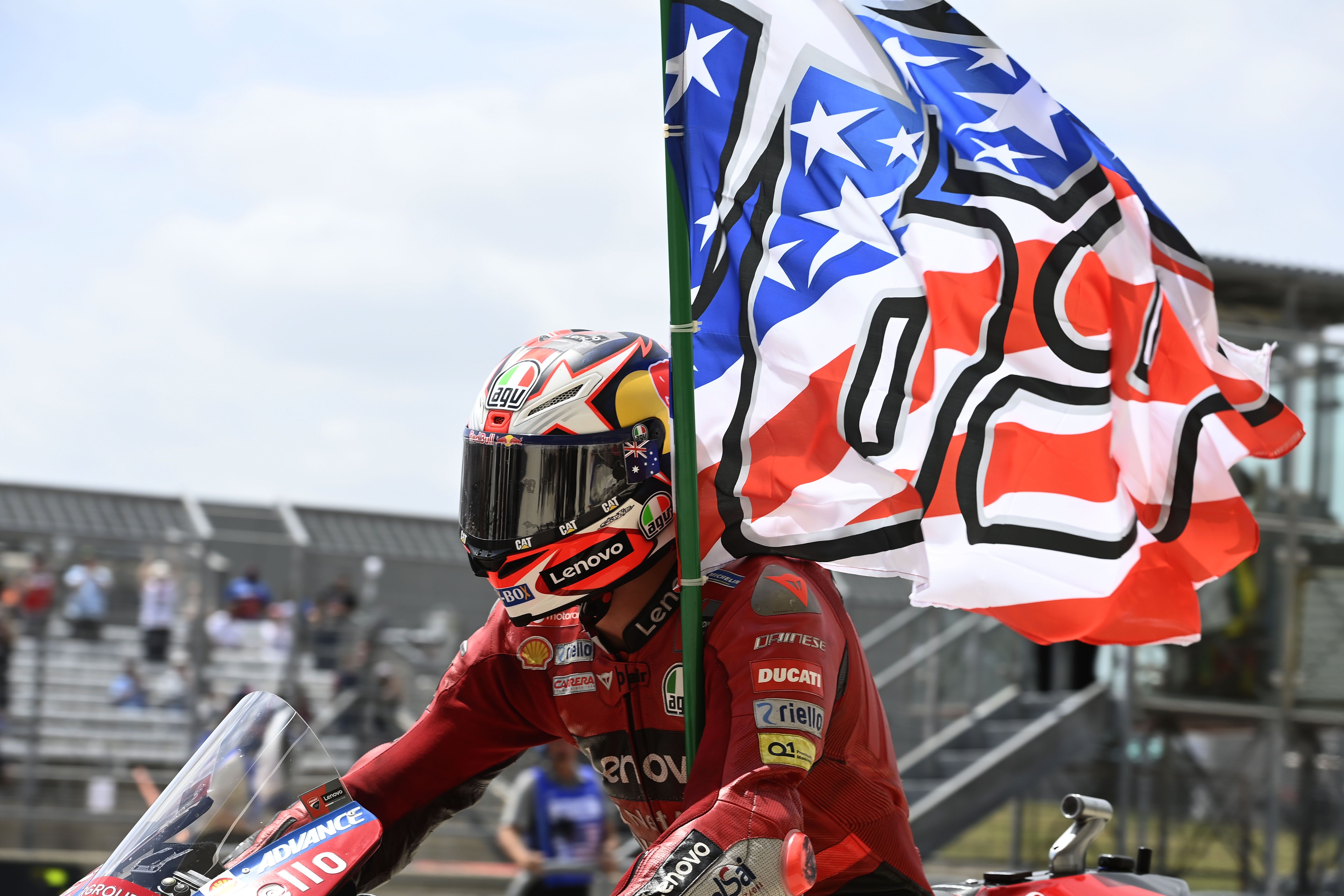 Jack Miller celebra el podio con una bandera de Nicky Hayden, MotoGP Américas 2022