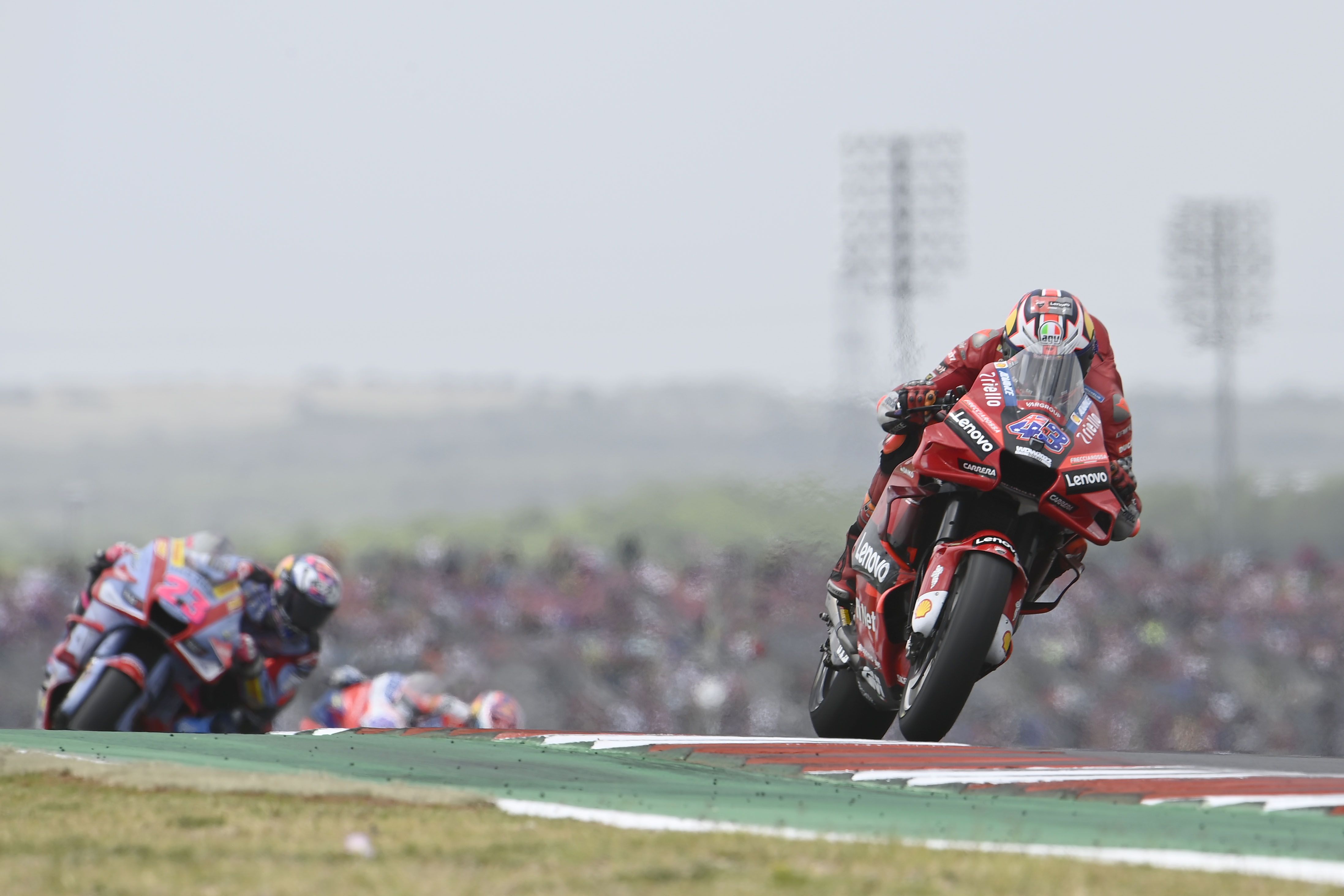 Jack Miller perseguido por Enea Bastianini, MotoGP Américas 2022
