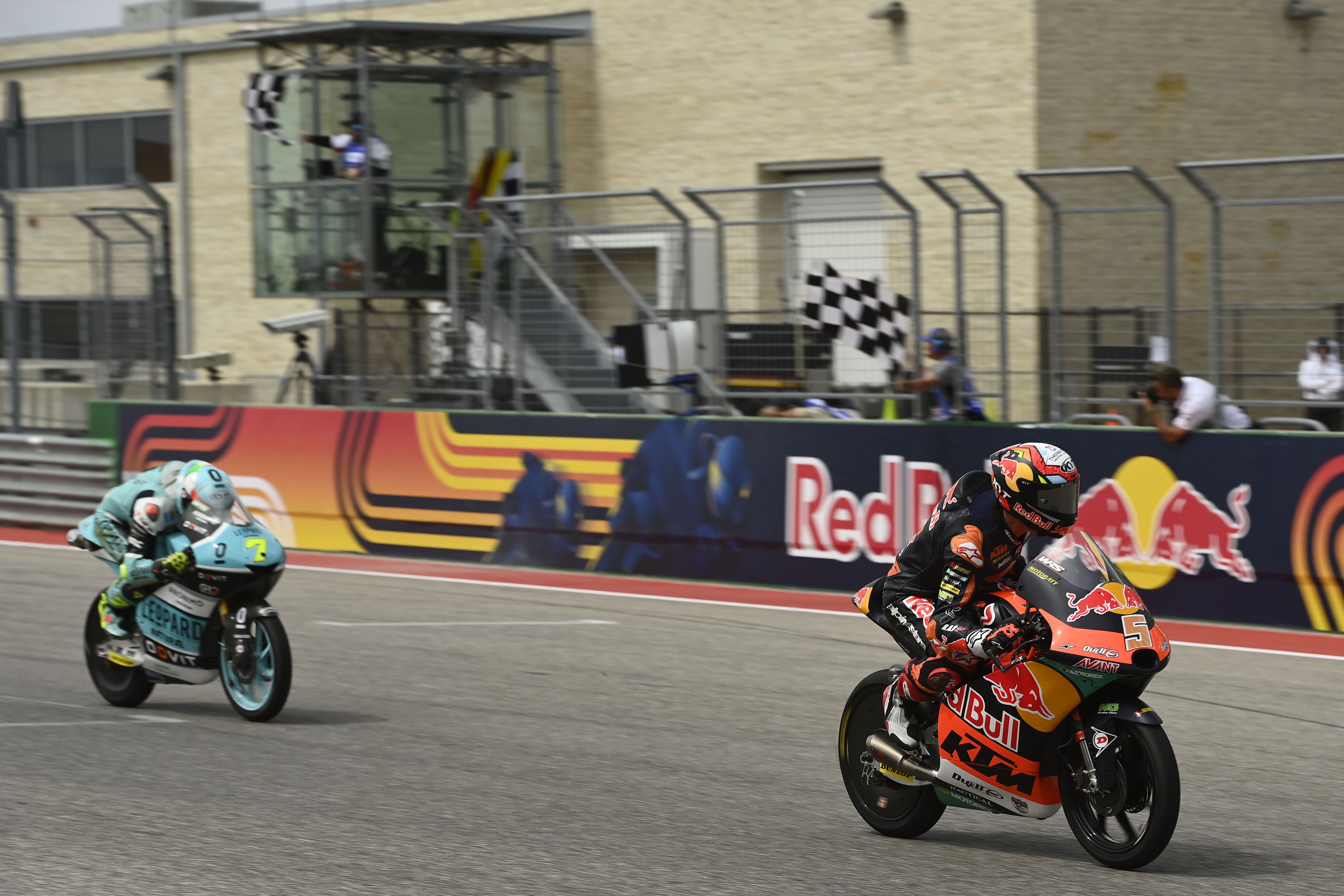 Jaume Masià entra en meta delante de Dennis Foggia, Moto3 Américas 2022