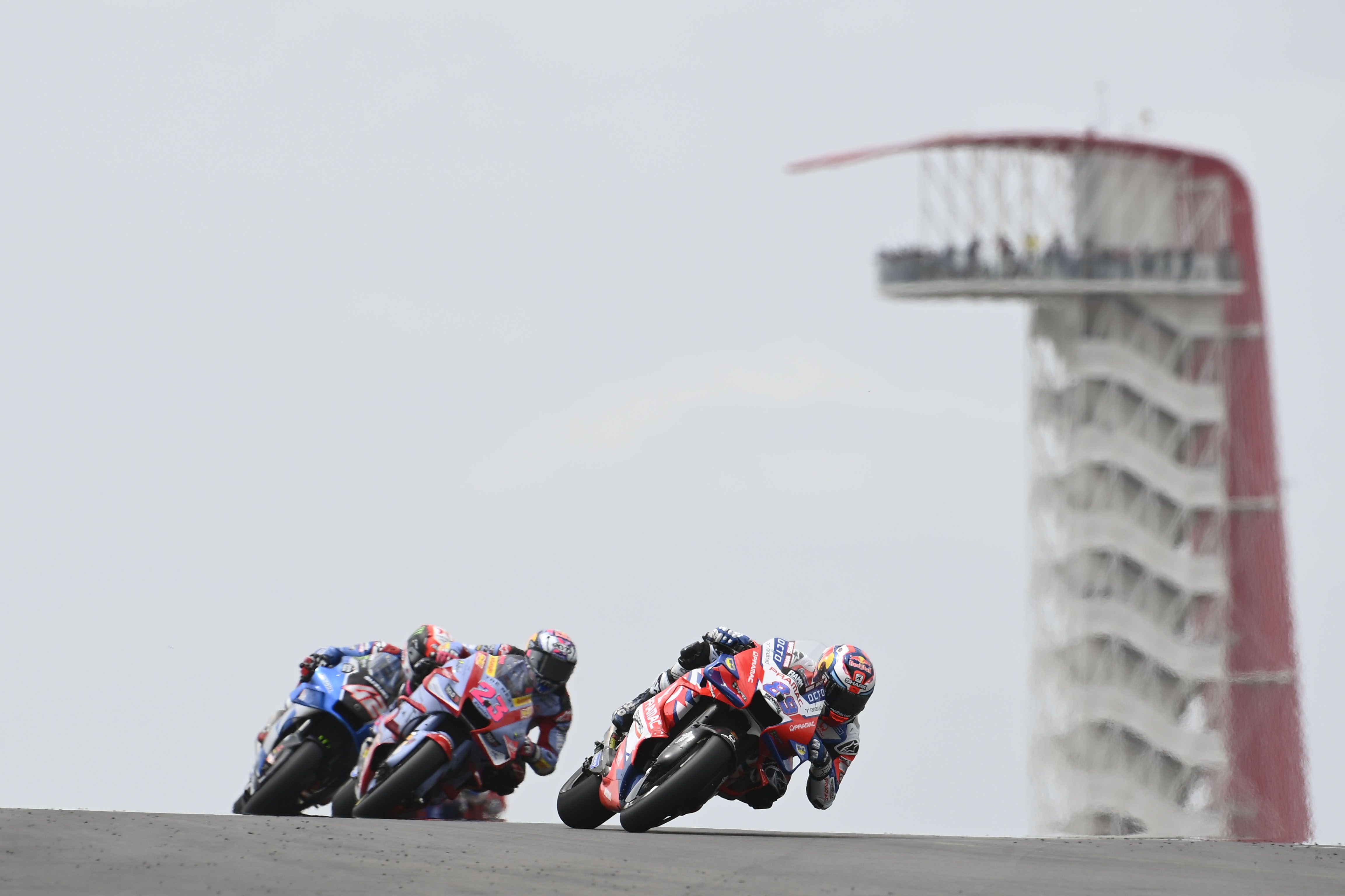 Jorge Martín con Enea Bastianini y Álex Rins a rueda, MotoGP Américas 2022