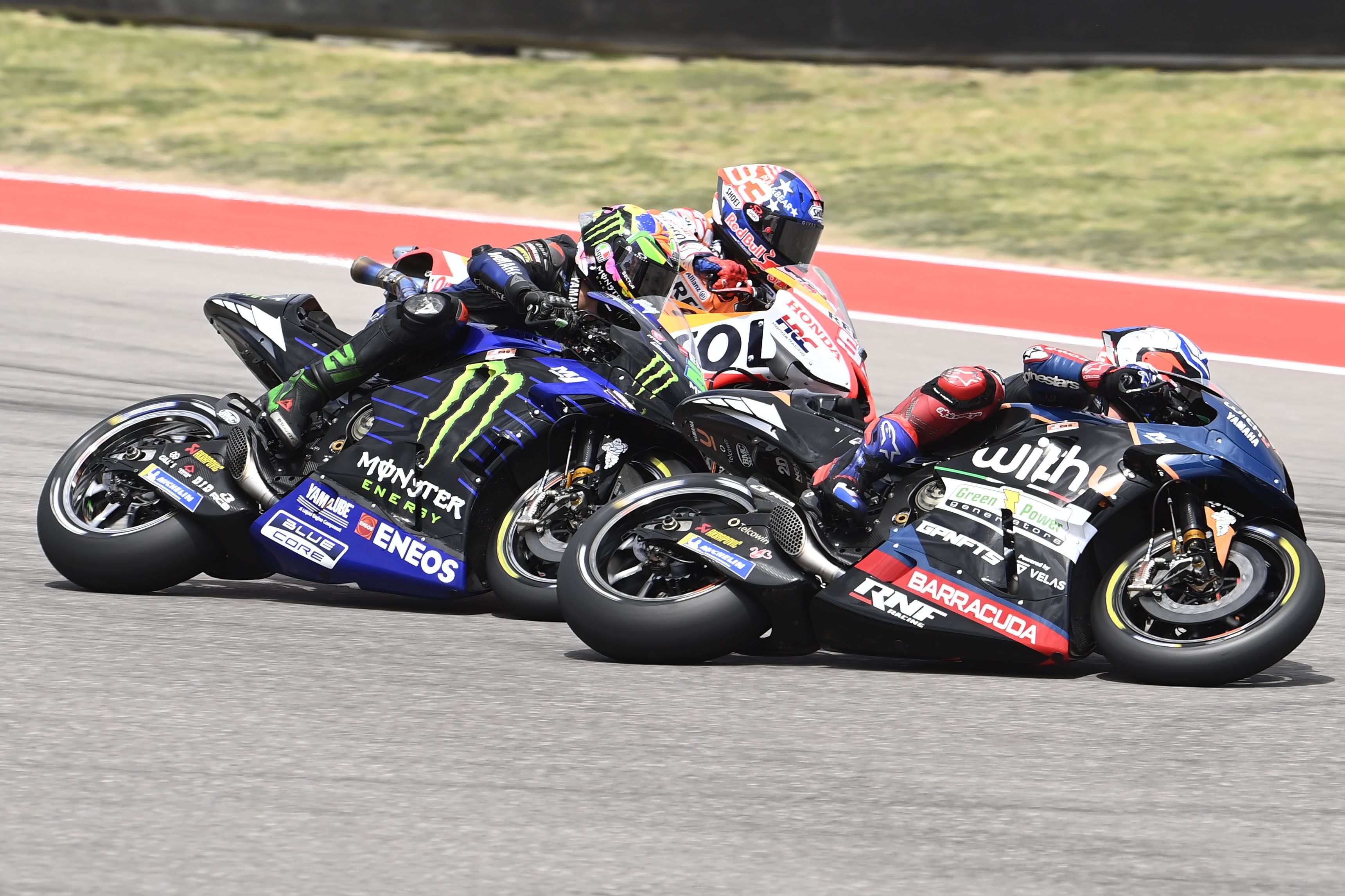 Marc Márquez se lanza al interior de Franco Morbidelli y Andrea Dovizioso, MotoGP Américas 2022