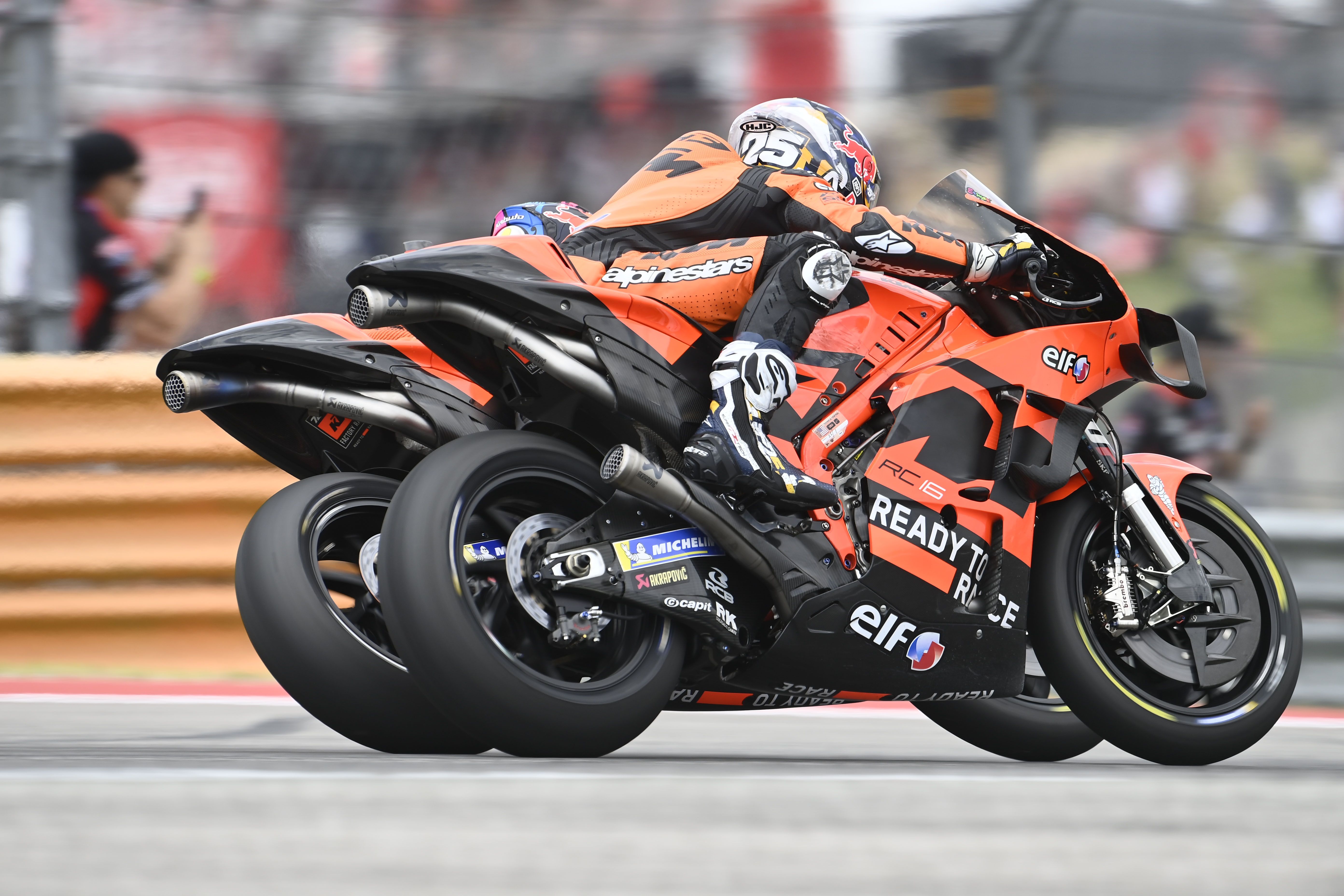 Remy Gardner supera por el interior a Raúl Fernández, MotoGP Américas 2022