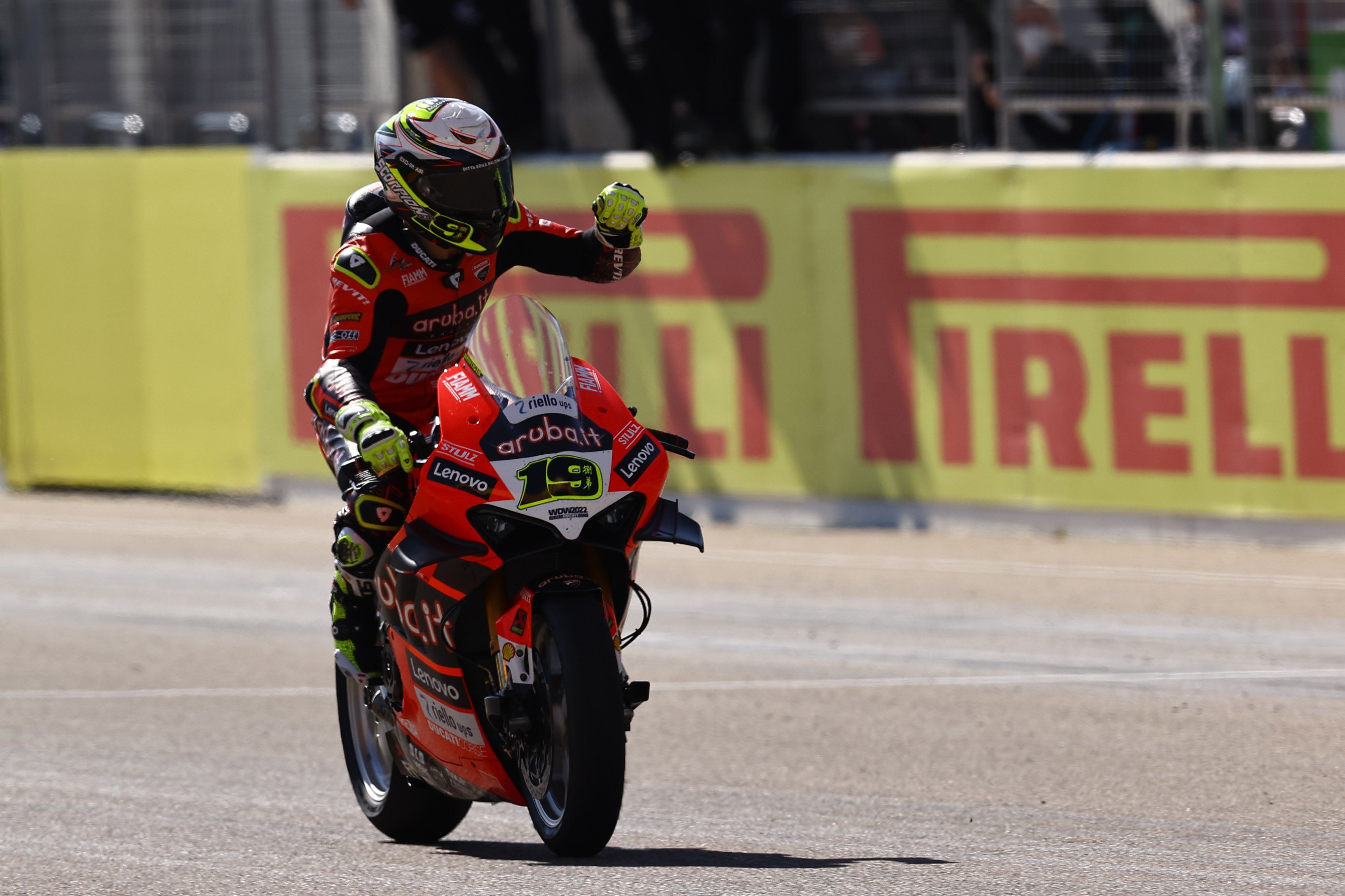 Álvaro Bautista celebra la victoria, WSBK Aragón 2022