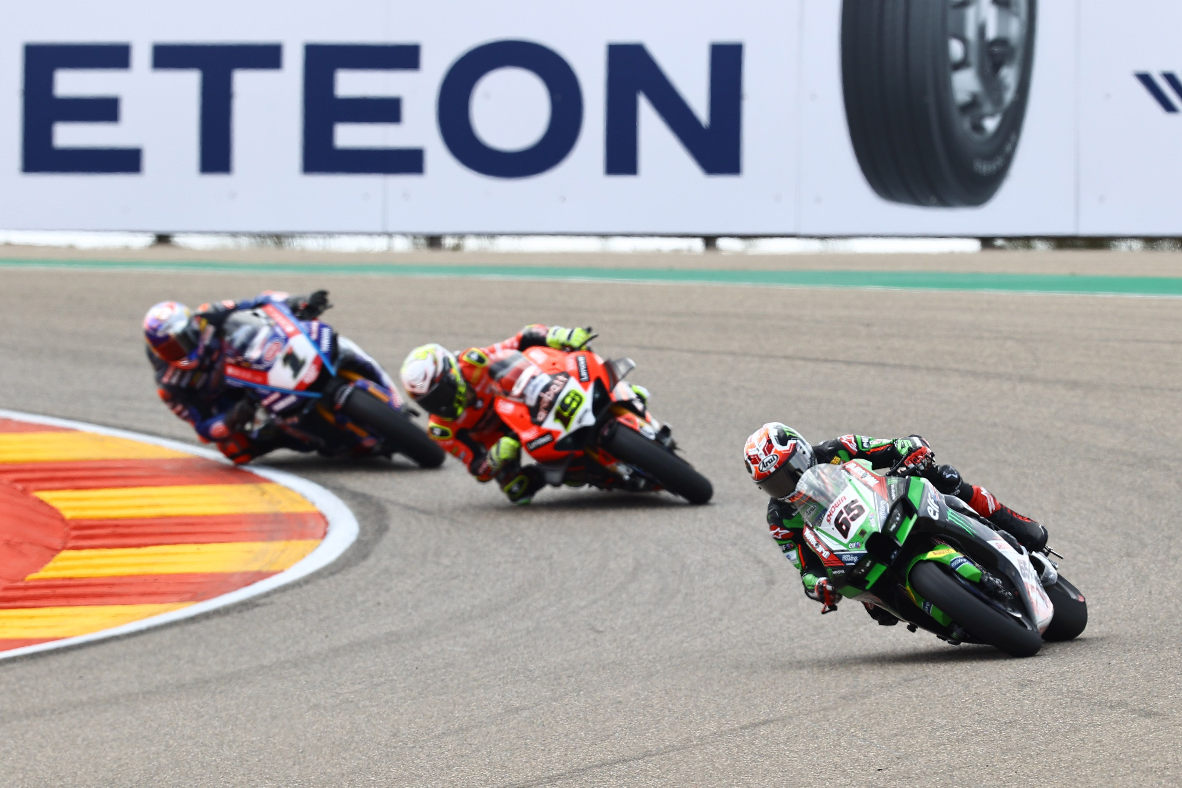 Jonathan Rea perseguido por Álvaro Bautista y Toprak Razgatlioglu, WSBK Aragón 2022