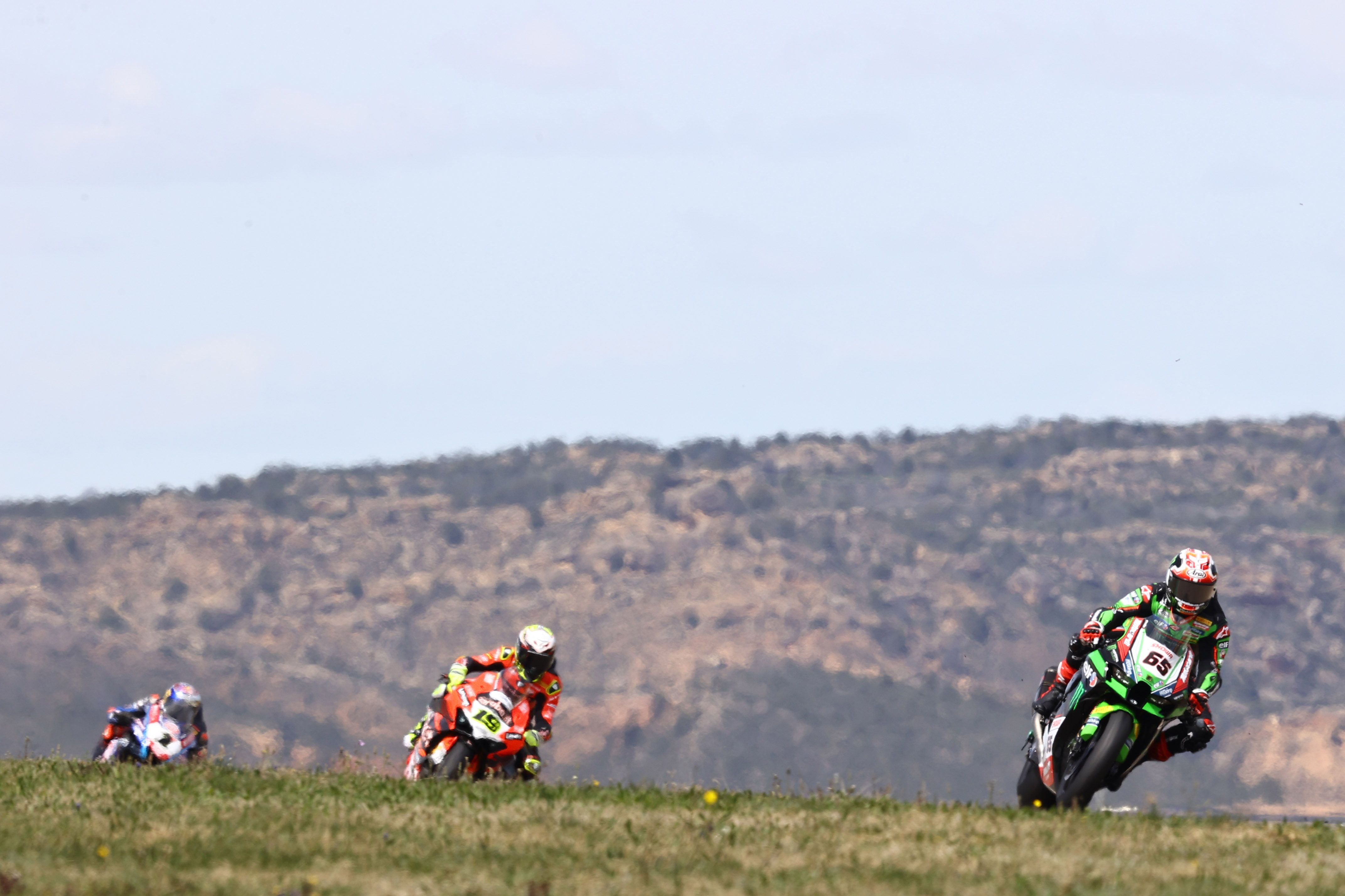 Jonathan Rea seguido por Álvaro Bautista y Toprak Razgatlioglu, WSBK Aragón 2022