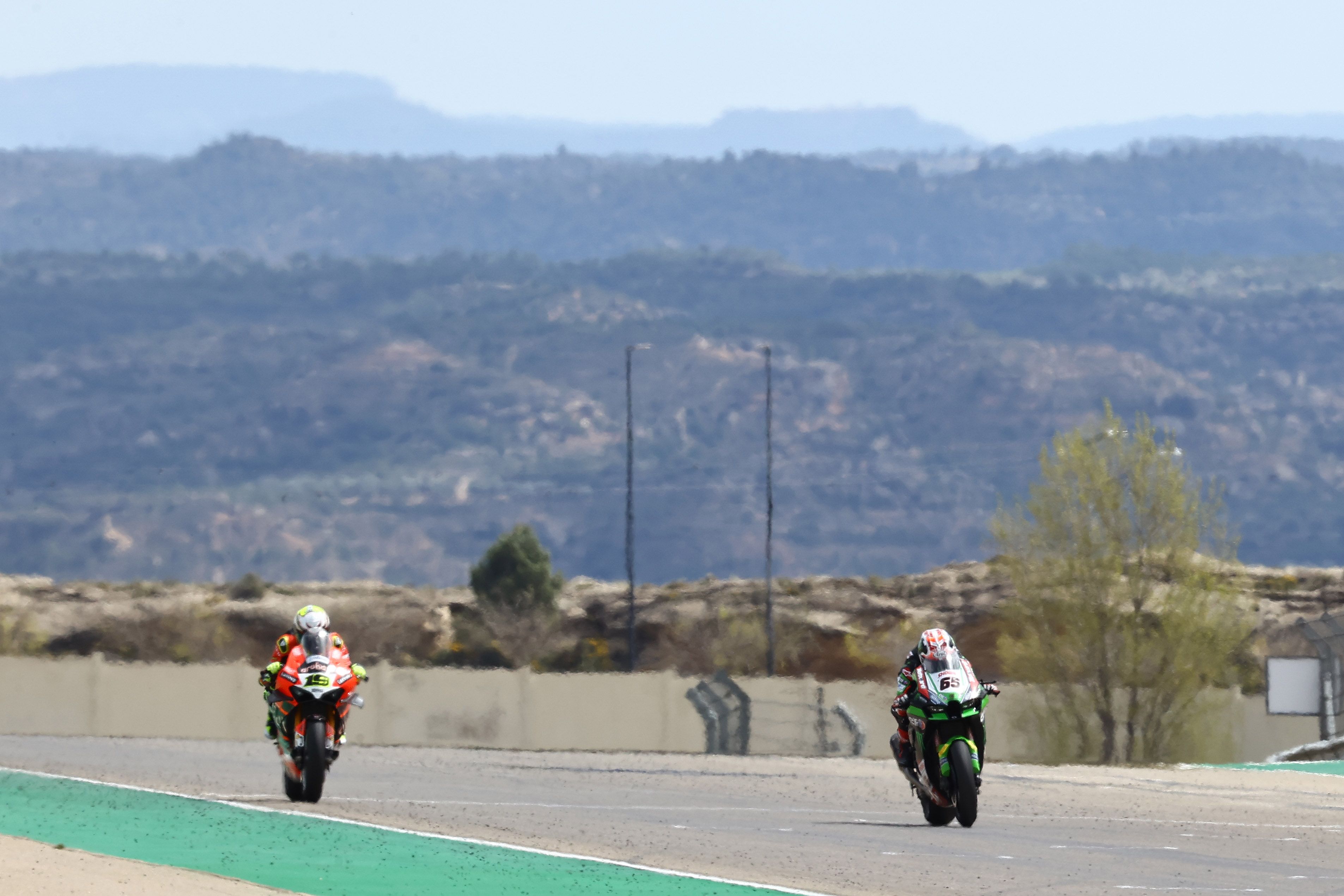 Jonathan Rea y Álvaro Bautista en la recta de meta, WSBK Aragón 2022