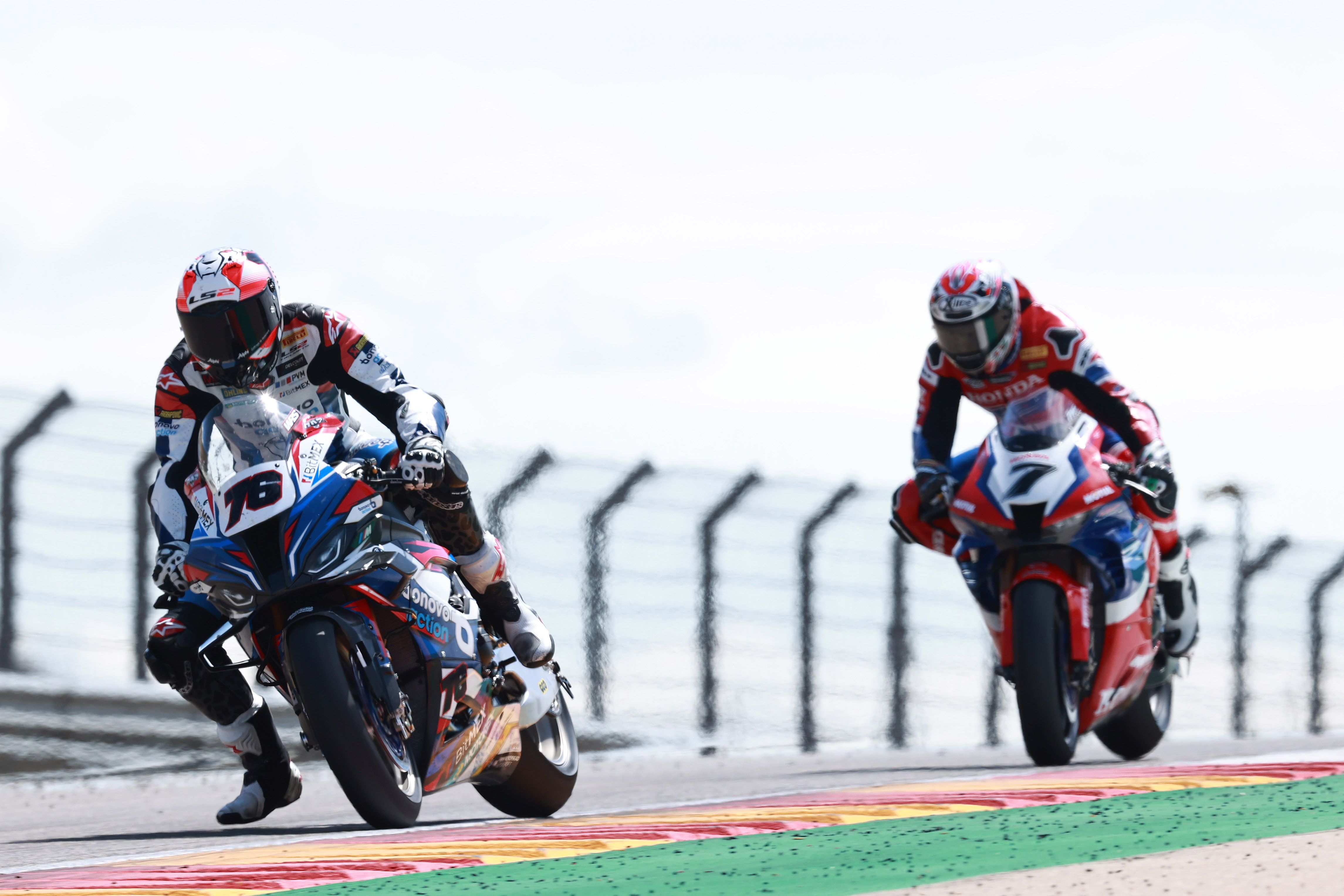 Loris Baz seguido por Iker Lecuona, WSBK Aragón 2022