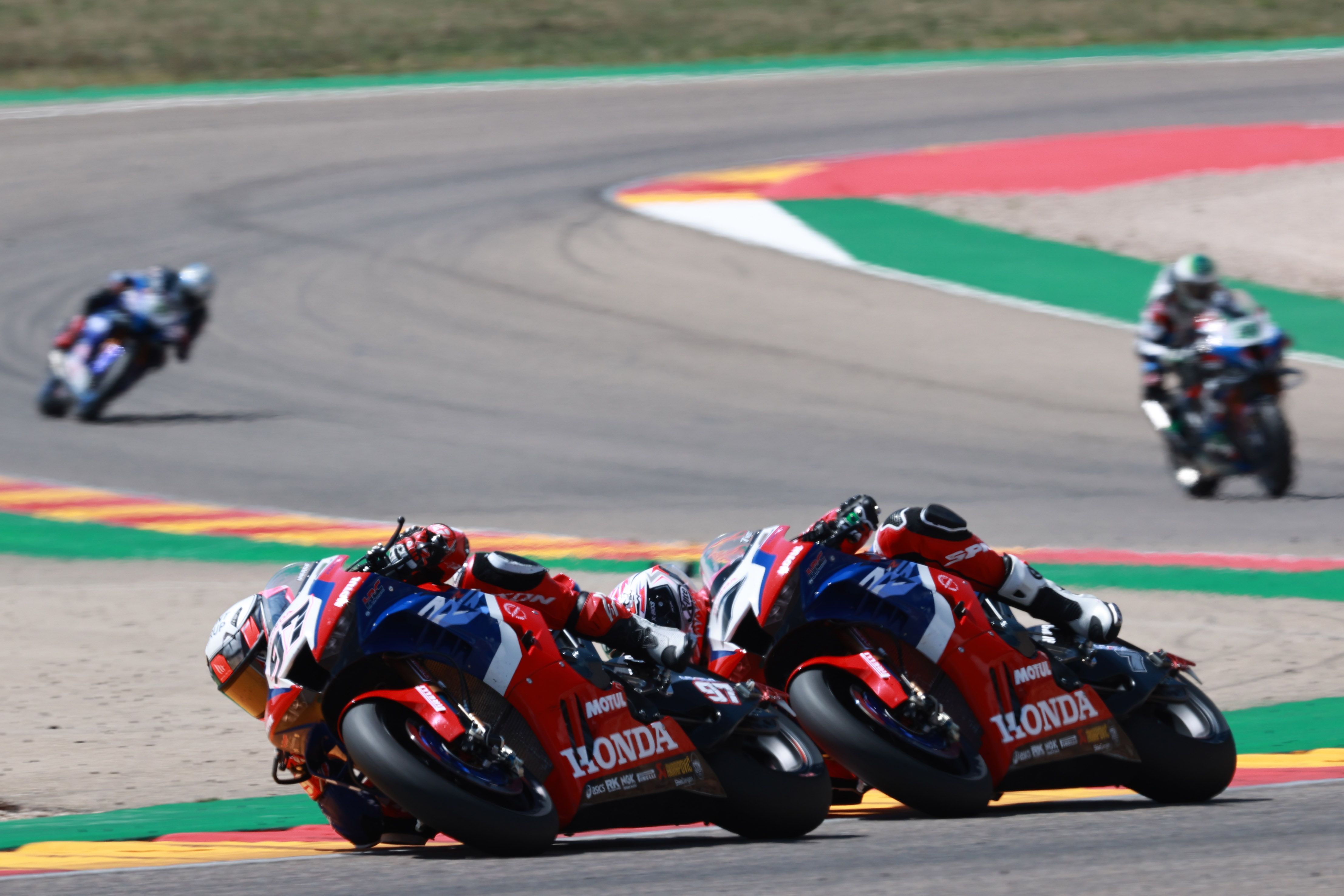 Xavi Vierge con Iker Lecuona pegado, WSBK Aragón 2022
