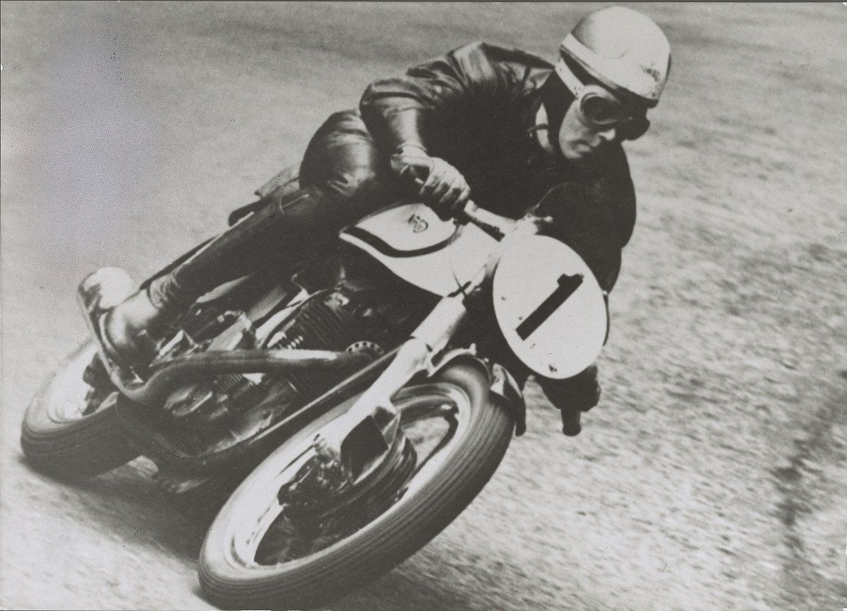 Geoff Duke en una carrera de 350 cc en 1952. Fuente: Maurice Büla Collection © FIM