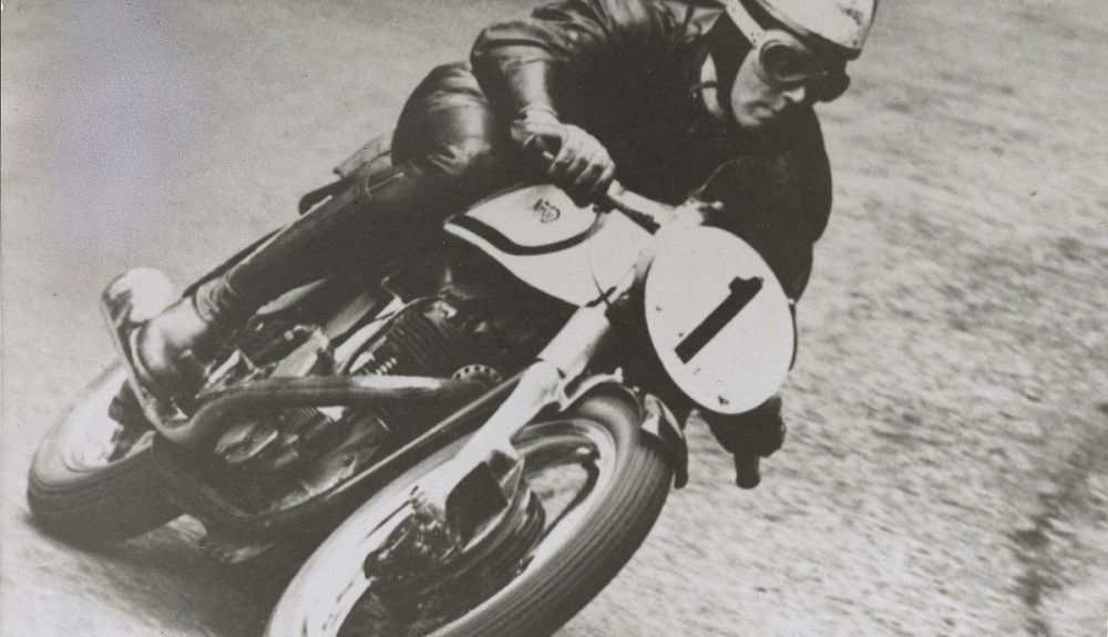 Geoff Duke en una carrera de 350 cc en 1952. Fuente: Maurice Büla Collection © FIM Geoff Duke en una carrera de 350 cc en 1952. Fuente: Maurice Büla Collection © FIM