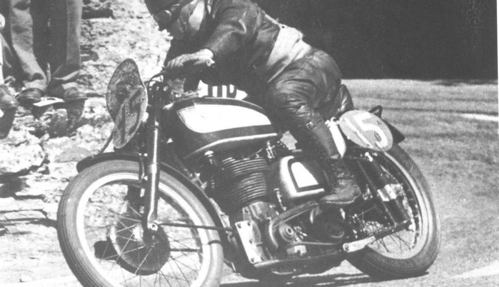Harold Daniell con la Norton en la carrera de la Isla de Man de 1949. Fuente: Maurice Büla Collection © FIM Harold Daniell con la Norton en la carrera de la Isla de Man de 1949. Fuente: Maurice Büla Collection © FIM