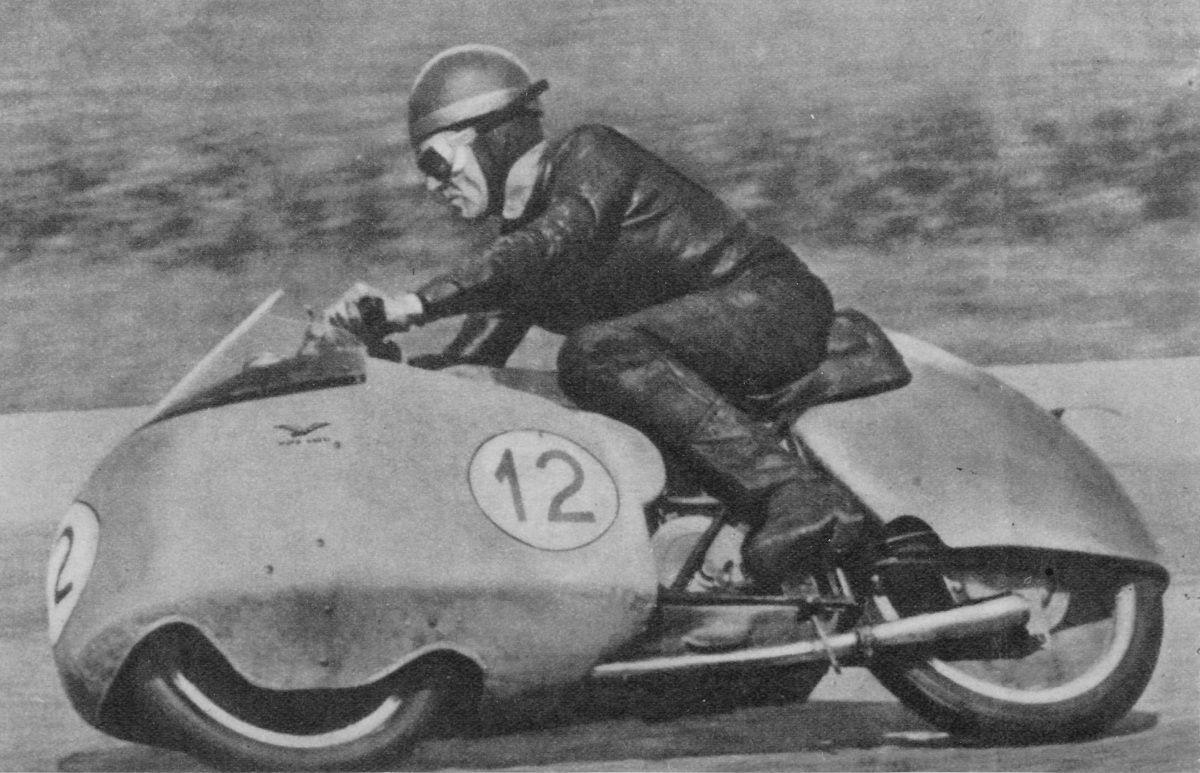 Fergus Anderson sobre la Moto Guzzi campeona del mundo de 350 cc en 1954. Fuente: Maurice Büla Collection © FIM