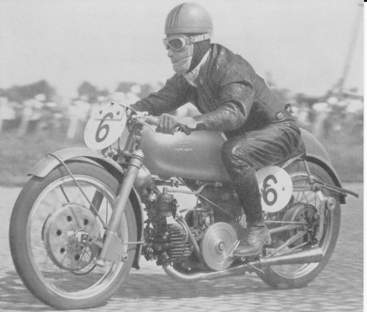 Bruno Ruffo en la Moto Guzzi 250 cc de 1951. Fuente: Maurice Büla Collection © FIM Bruno Ruffo en la Moto Guzzi 250 cc de 1951. Fuente: Maurice Büla Collection © FIM