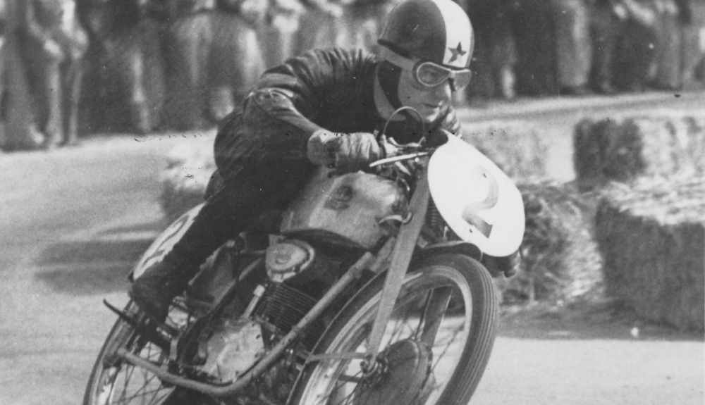 Carlo Ubbiali con la FB Mondial de 125 en 1951. Fuente: Maurice Büla Collection © FIM Carlo Ubbiali con la FB Mondial de 125 en 1951. Fuente: Maurice Büla Collection © FIM