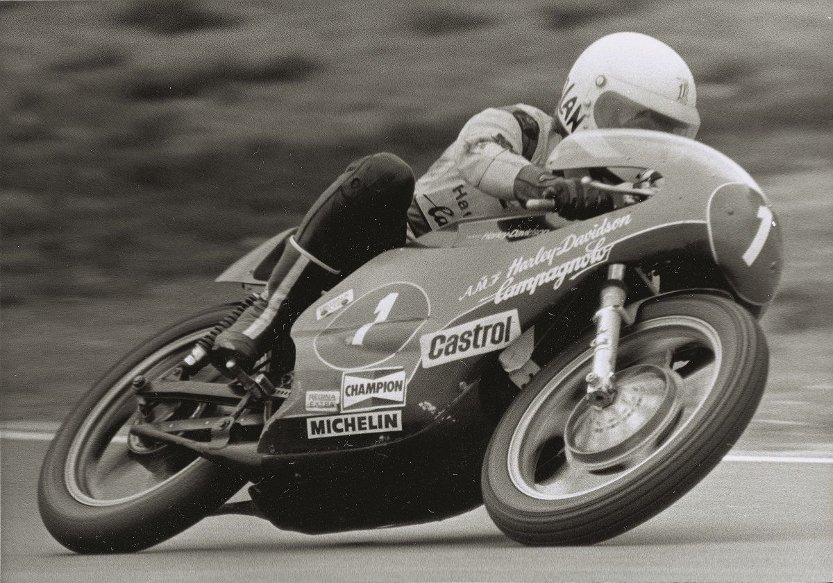 Walter Villa en la Harley Davidson campeona de 250 cc en 1976. Fuente: Maurice Büla © FIM