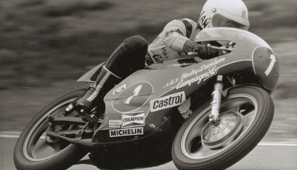 Walter Villa en la Harley Davidson campeona de 250 cc en 1976. Fuente: Maurice Büla © FIM Walter Villa en la Harley Davidson campeona de 250 cc en 1976. Fuente: Maurice Büla © FIM