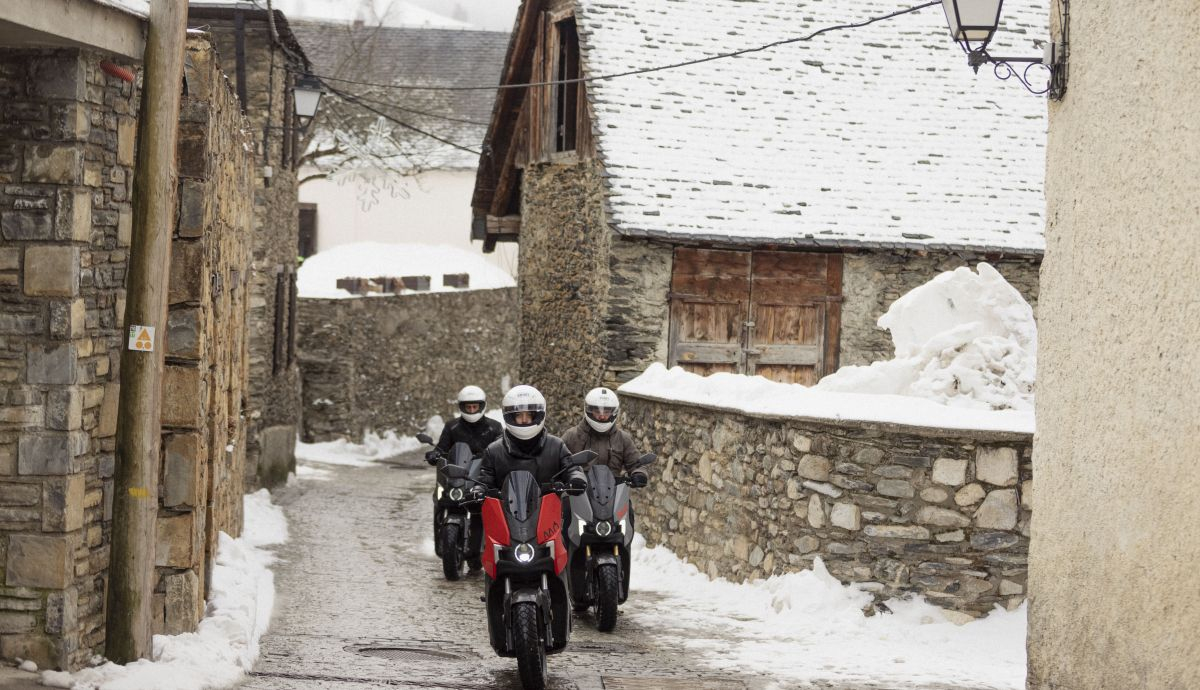SEAT MO 125 through sand and snow 09 HQ SEAT MO 125 through sand and snow 09 HQ