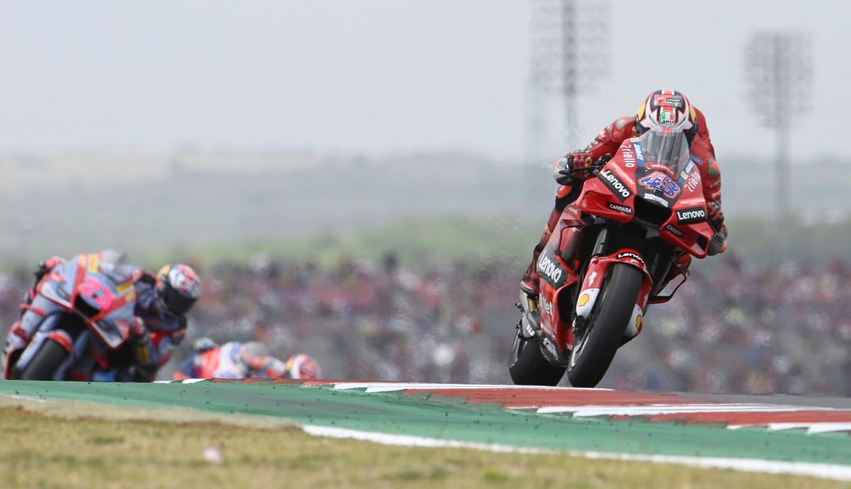 Enea Bastianini se asoma a lo lejos mientras Jack Miller lidera Enea Bastianini se asoma a lo lejos mientras Jack Miller lidera