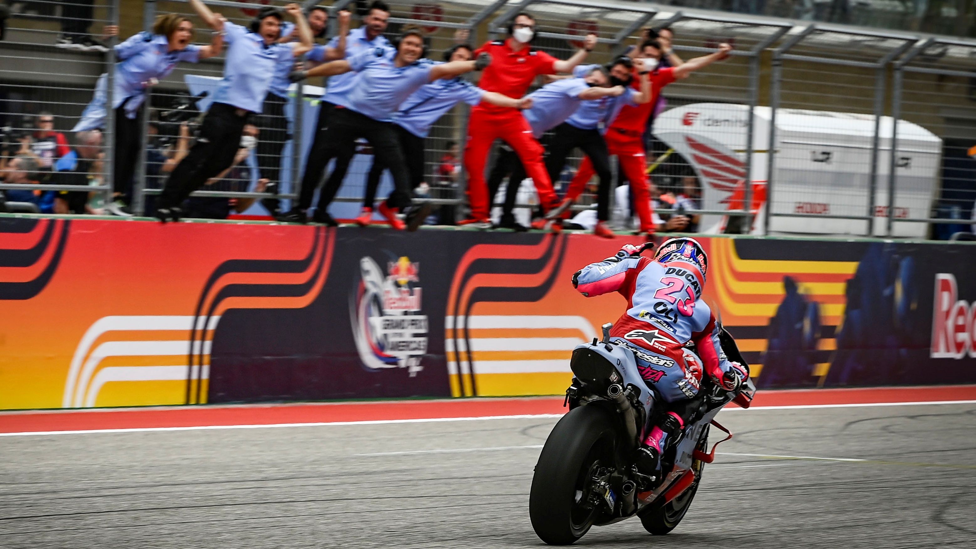 Enea Bastianini vence en Austin y el Gresini Racing lo celebra en el muro