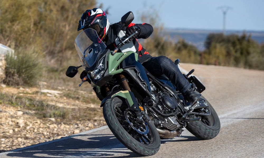 Honda CB500X: Amplia y confortable para el conductor.