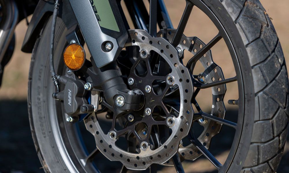 La Honda CB500X recibe, por fin, un segundo disco de freno delantero,