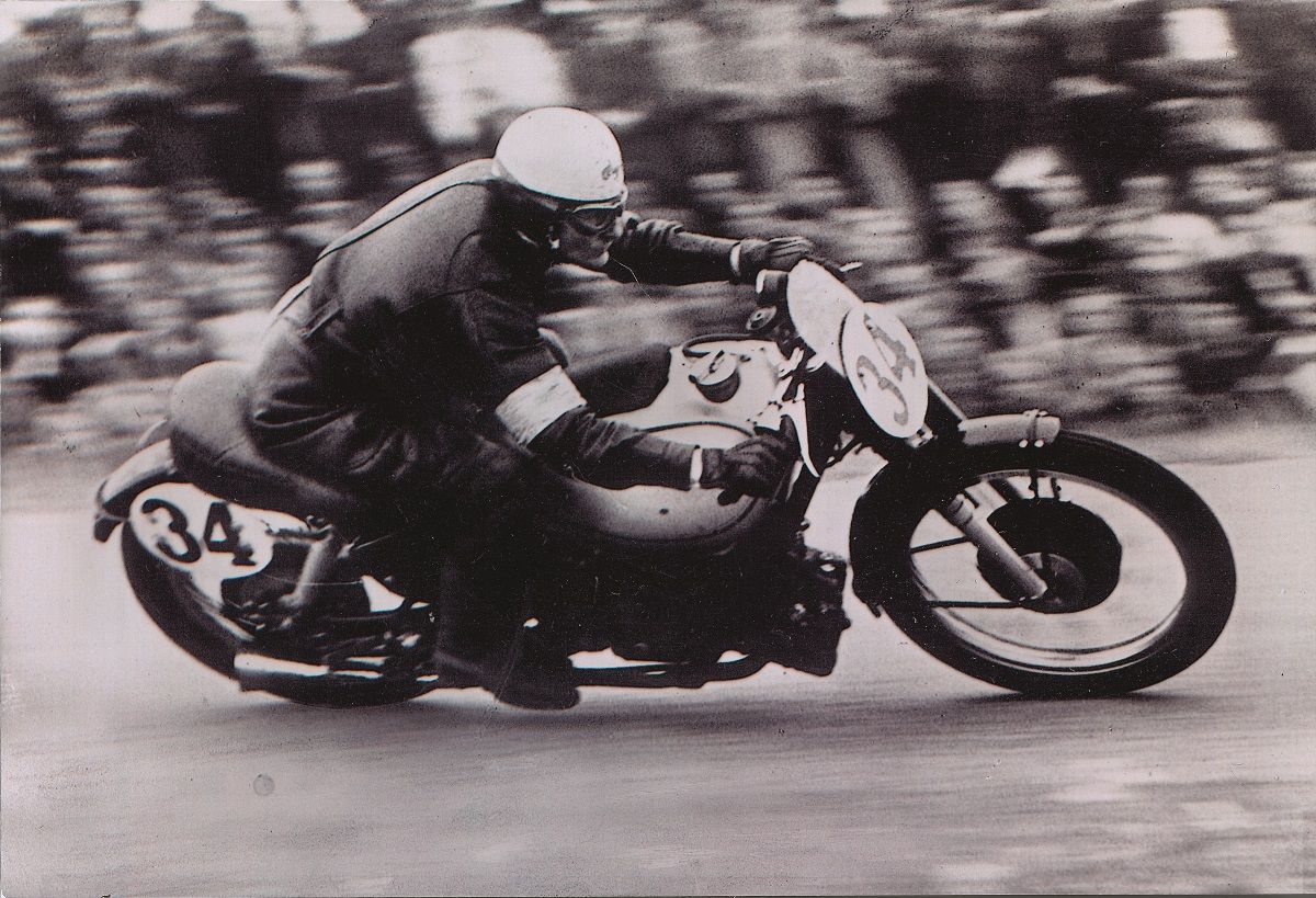 Leslie Graham corriendo en Assen con la AJS campeona del mundo de 500 cc. Fuente: Maurice Büla Collection © FIM