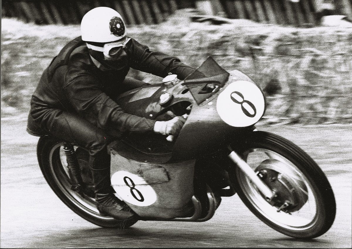 Geoff Duke en el Gran Premio de Suiza de 1954 con la Gilera de 500 cc. Fuente: Maurice Büla Collection © FIM