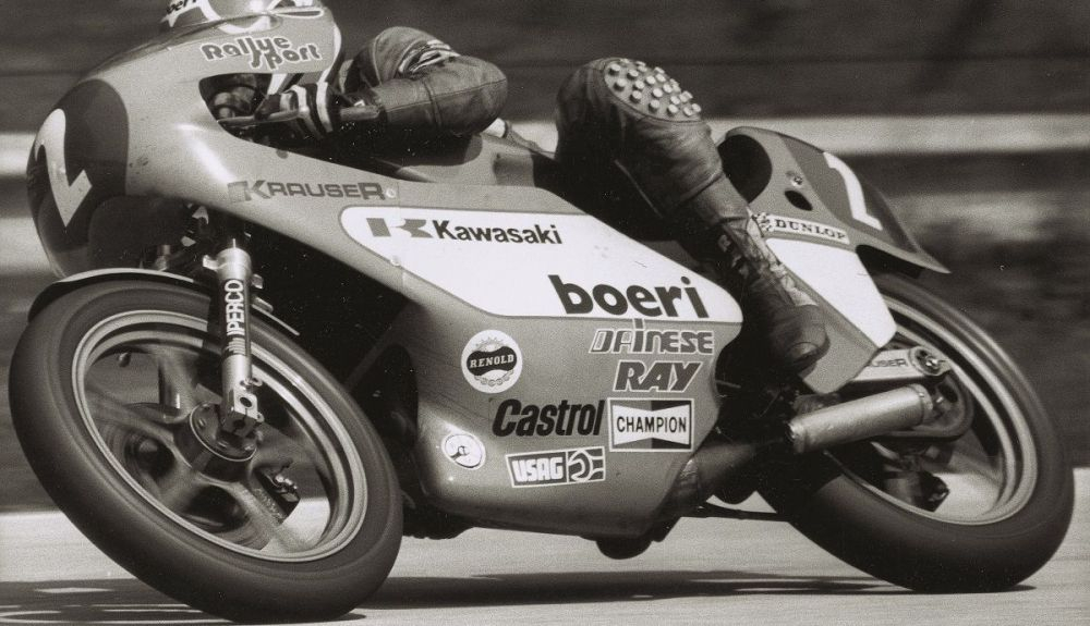 Anton Mang con la Kawasaki de 350 cc en 1981. Fuente: Maurice Büla © FIM Anton Mang con la Kawasaki de 350 cc en 1981. Fuente: Maurice Büla © FIM