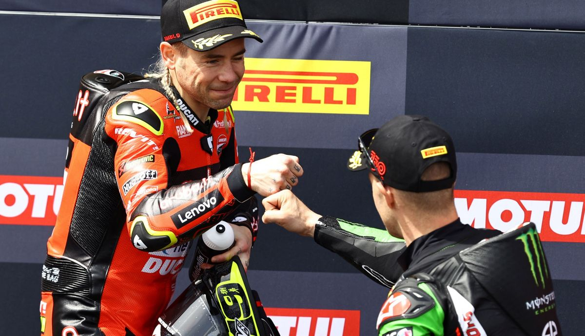 Álvaro Bautista y Jonathan Rea se saludan en el podio Álvaro Bautista y Jonathan Rea se saludan en el podio