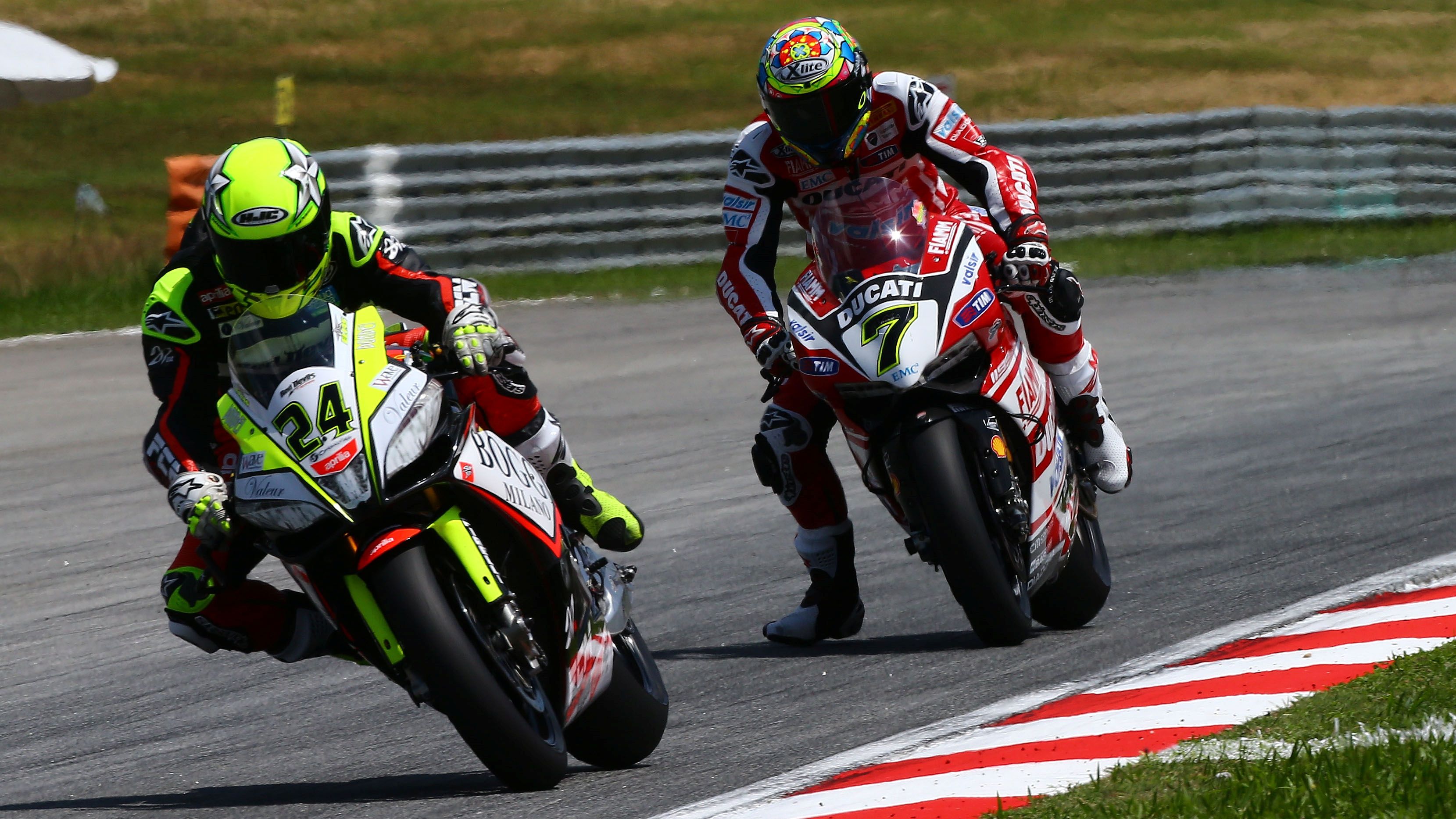 Toni Elías delante de Chaz Davies en el Mundial de Superbike 2014