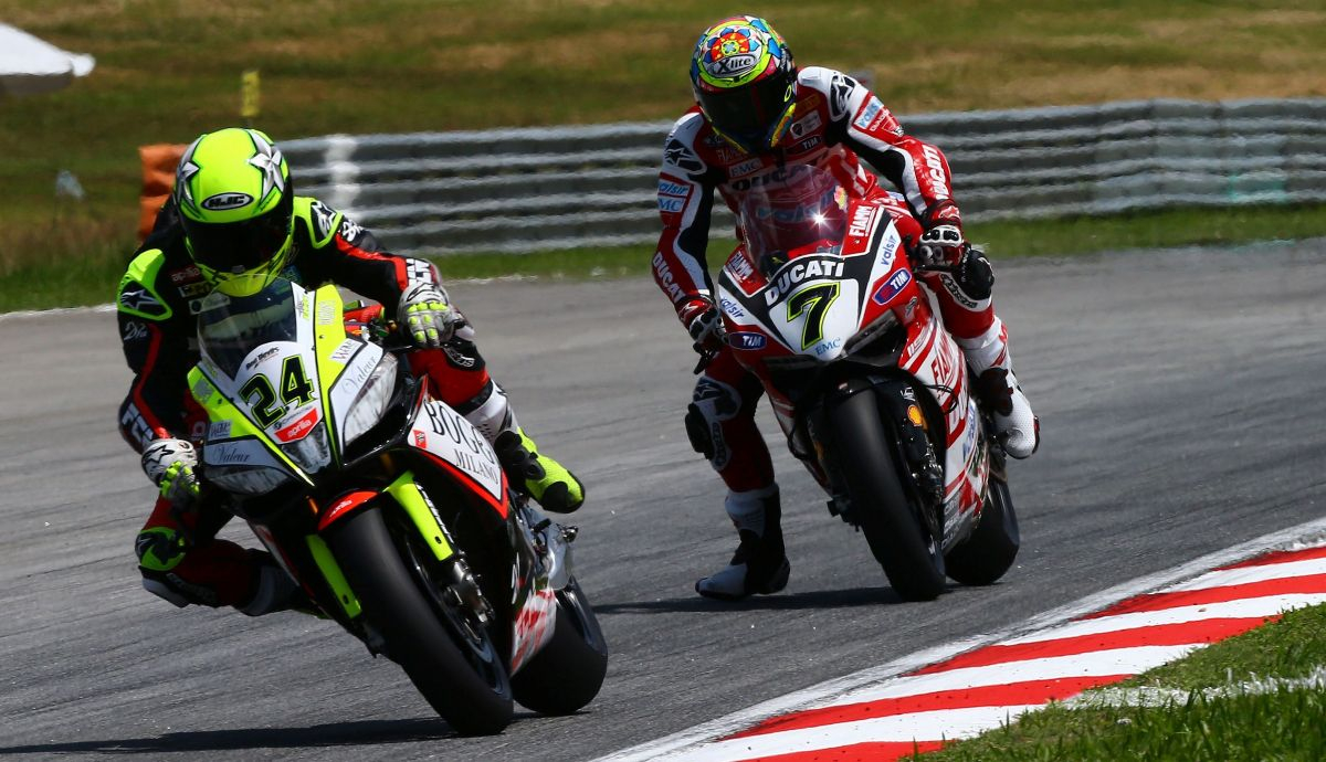 Toni Elías delante de Chaz Davies en el Mundial de Superbike 2014 Toni Elías delante de Chaz Davies en el Mundial de Superbike 2014