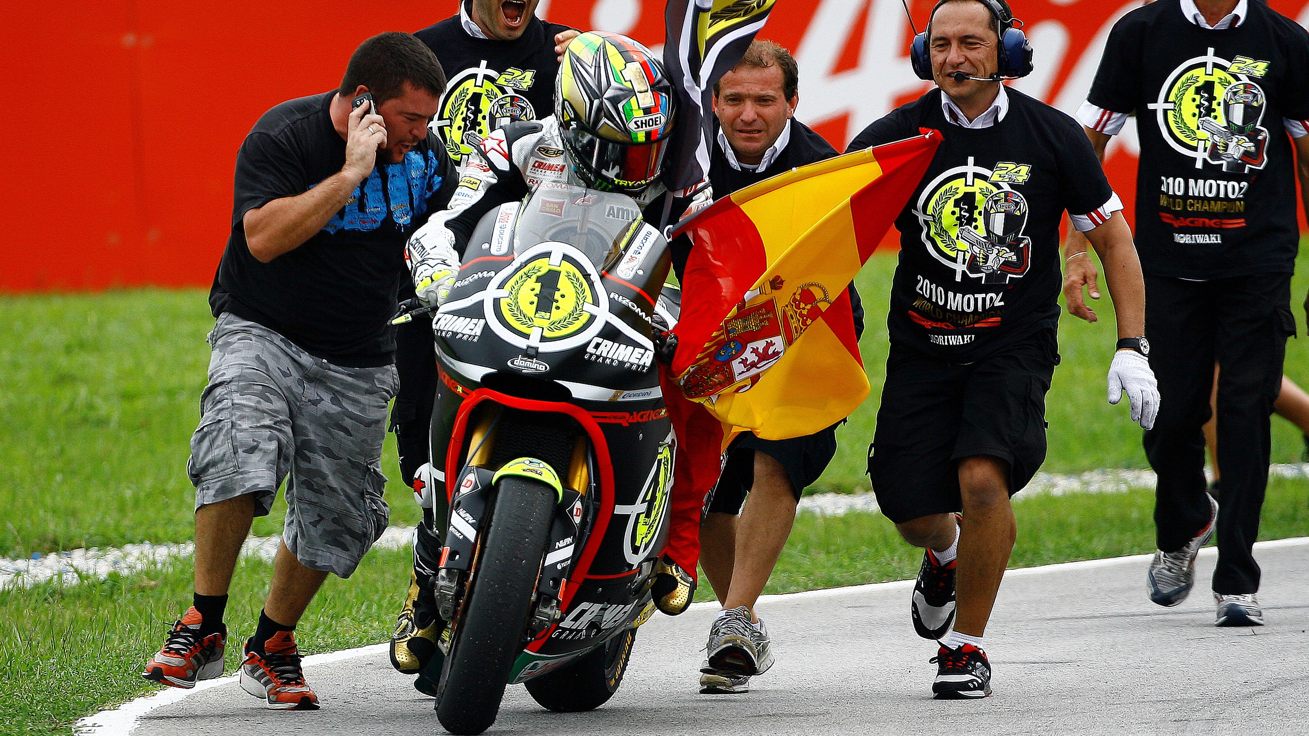 Toni Elías festeja su título mundial de Moto2 en 2010