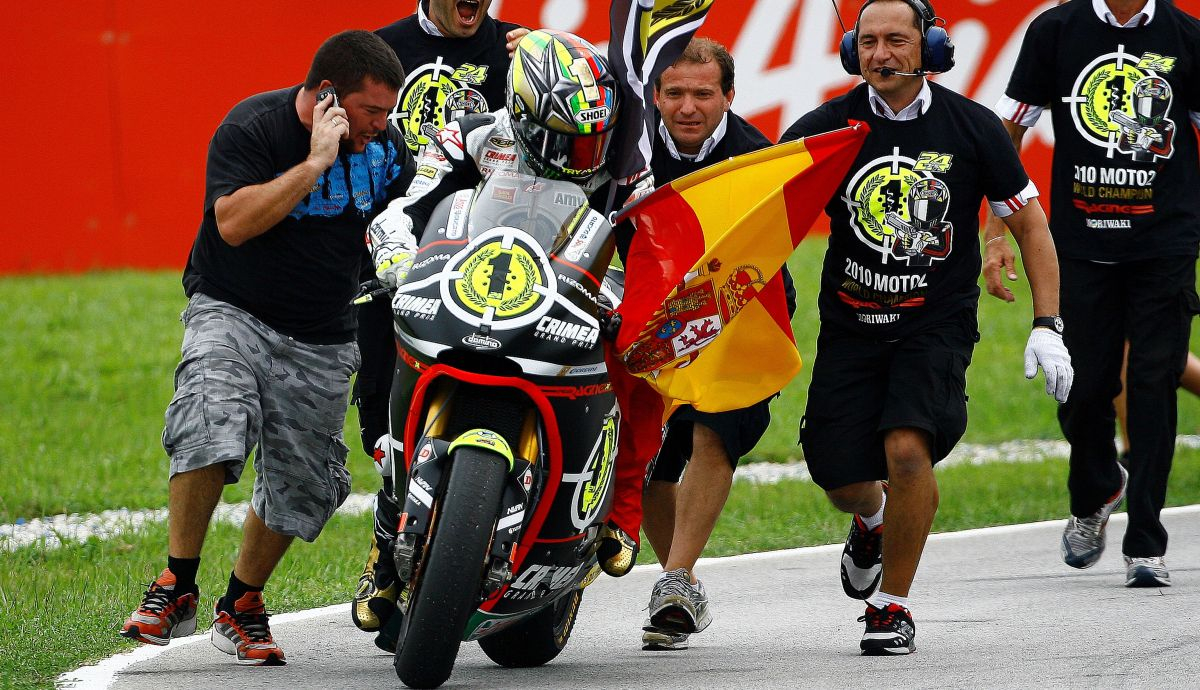 Toni Elías festeja su título mundial de Moto2 en 2010