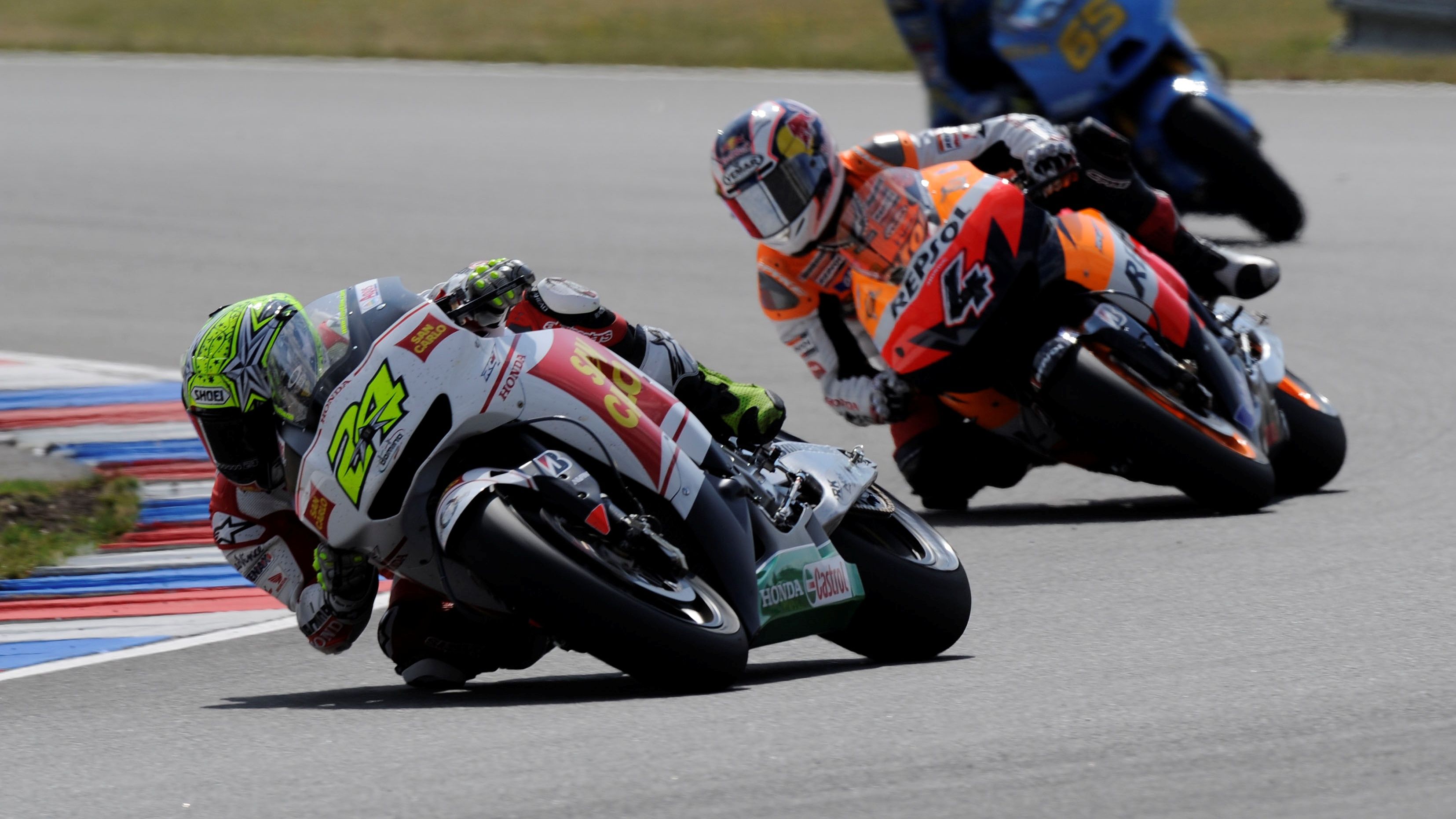 Toni Elías rumbó al podio en Brno 2009 seguido por Andrea Dovizioso