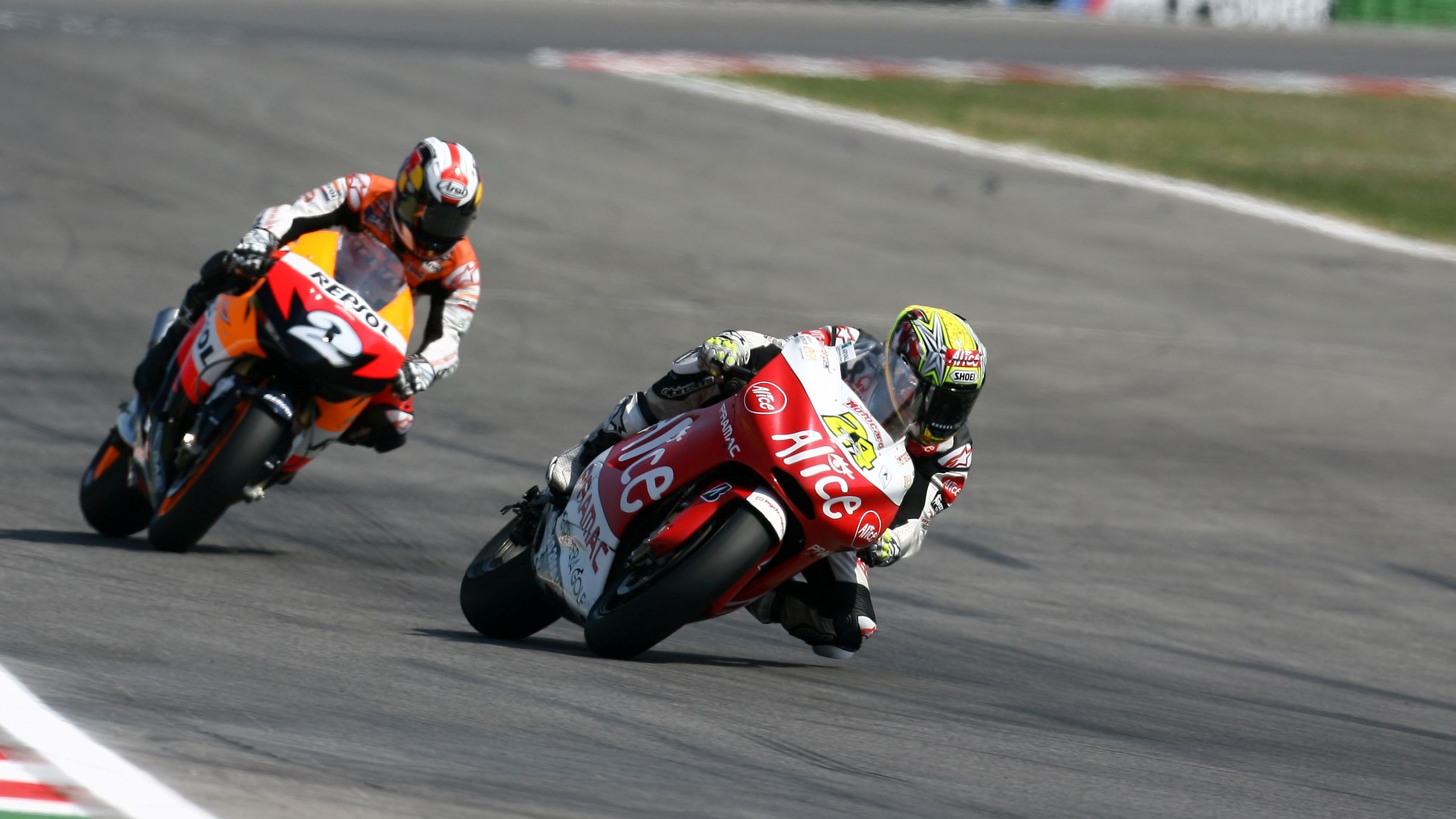 Toni Elías seguido por Dani Pedrosa en MotoGP 2008