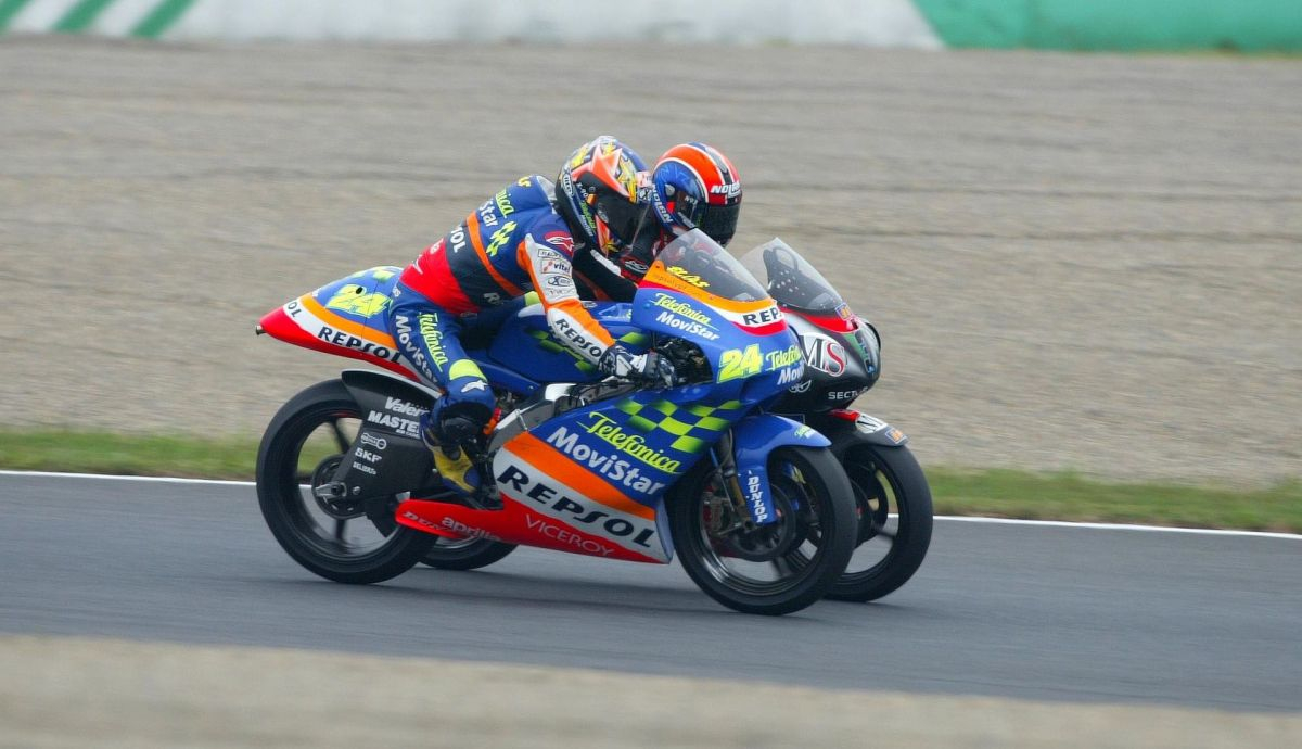 Toni Elías supera a Marco Melandri para lograr su primera victoria en 250cc en Motegi 2002