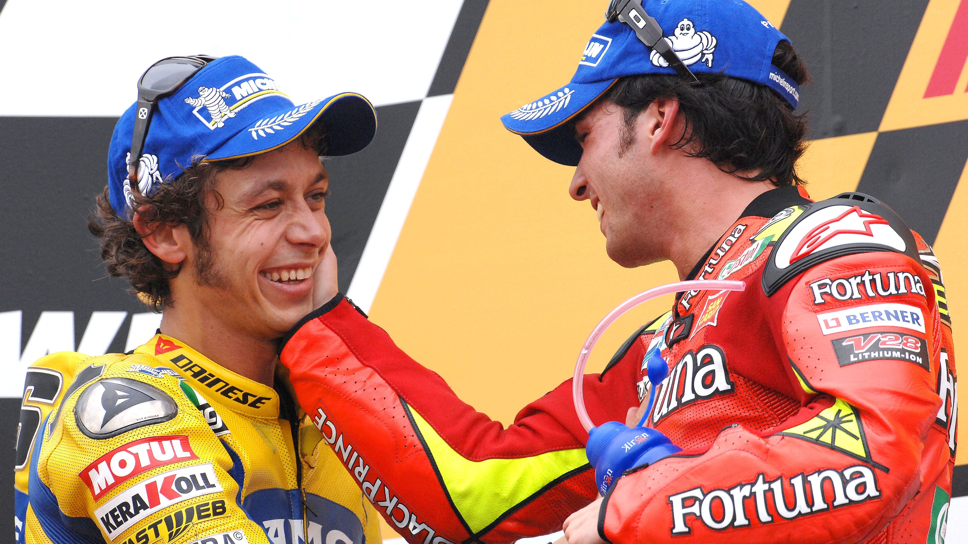 Valentino Rossi y Toni Elías en el podio de Estoril 2006
