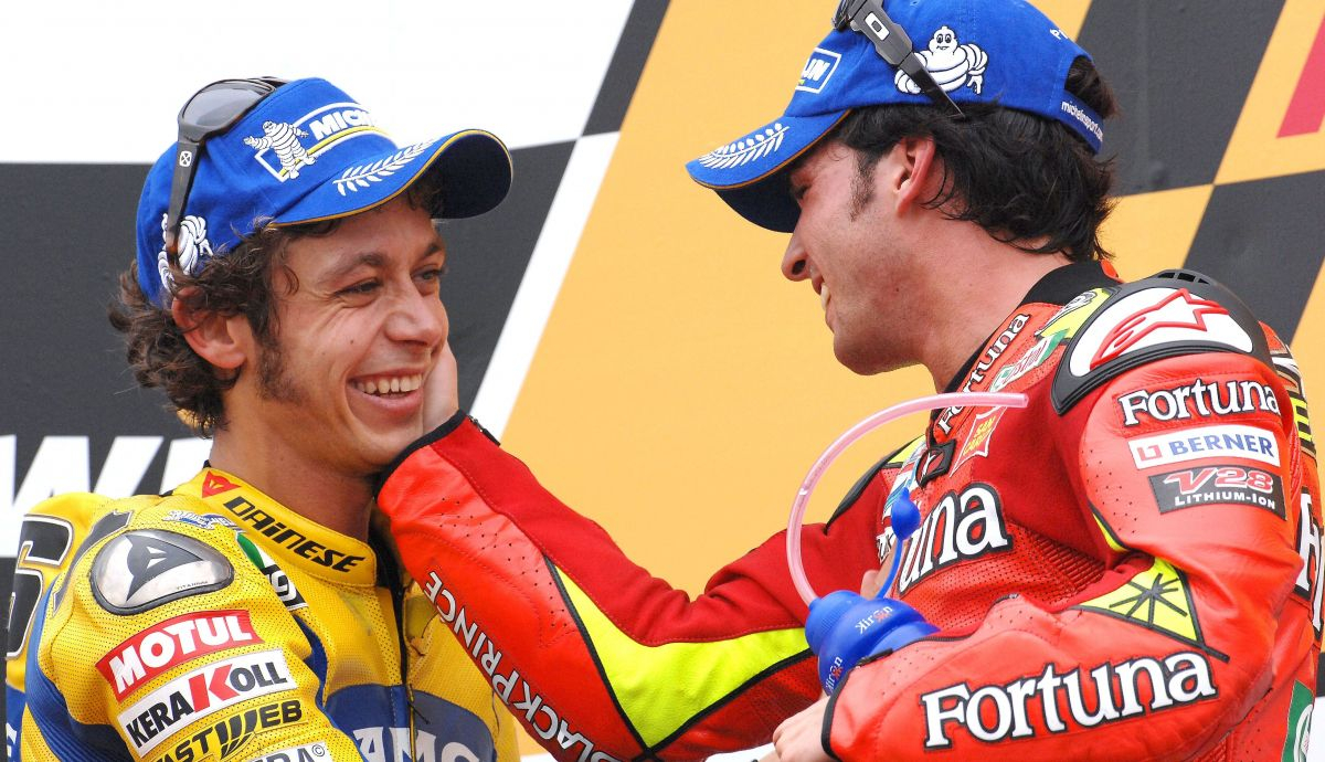 Valentino Rossi y Toni Elías en el podio de Estoril 2006