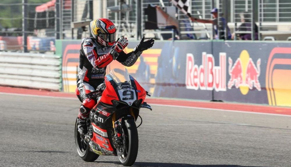 Danilo Petrucci festeja la victoria al pasar por meta Danilo Petrucci festeja la victoria al pasar por meta