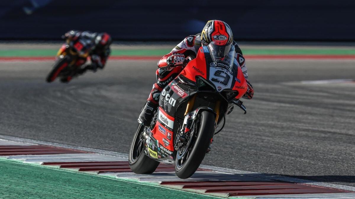 Danilo Petrucci logró un doblete en su debut en MotoAmerica batiendo a Mathew Scholtz