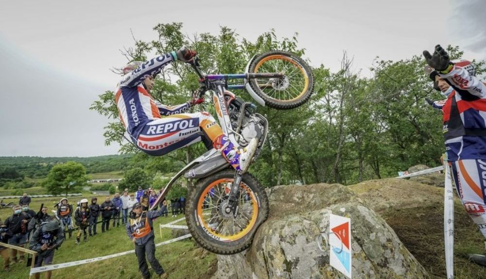 Toni Bou en plena acción / Credit: TrialGP/Pep Segales © FIM