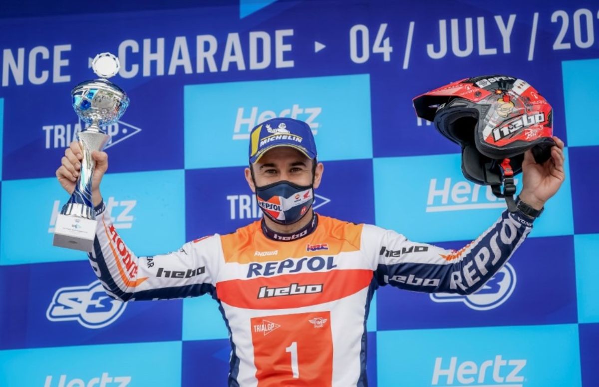 Toni Bou en el podio / Credit: Pep Segales © FIM