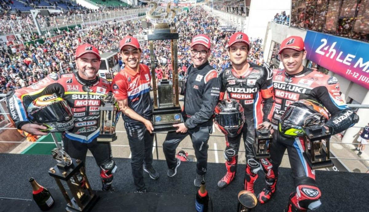 El Yoshimura SERT celebra la victoria en el cajón El Yoshimura SERT celebra la victoria en el cajón