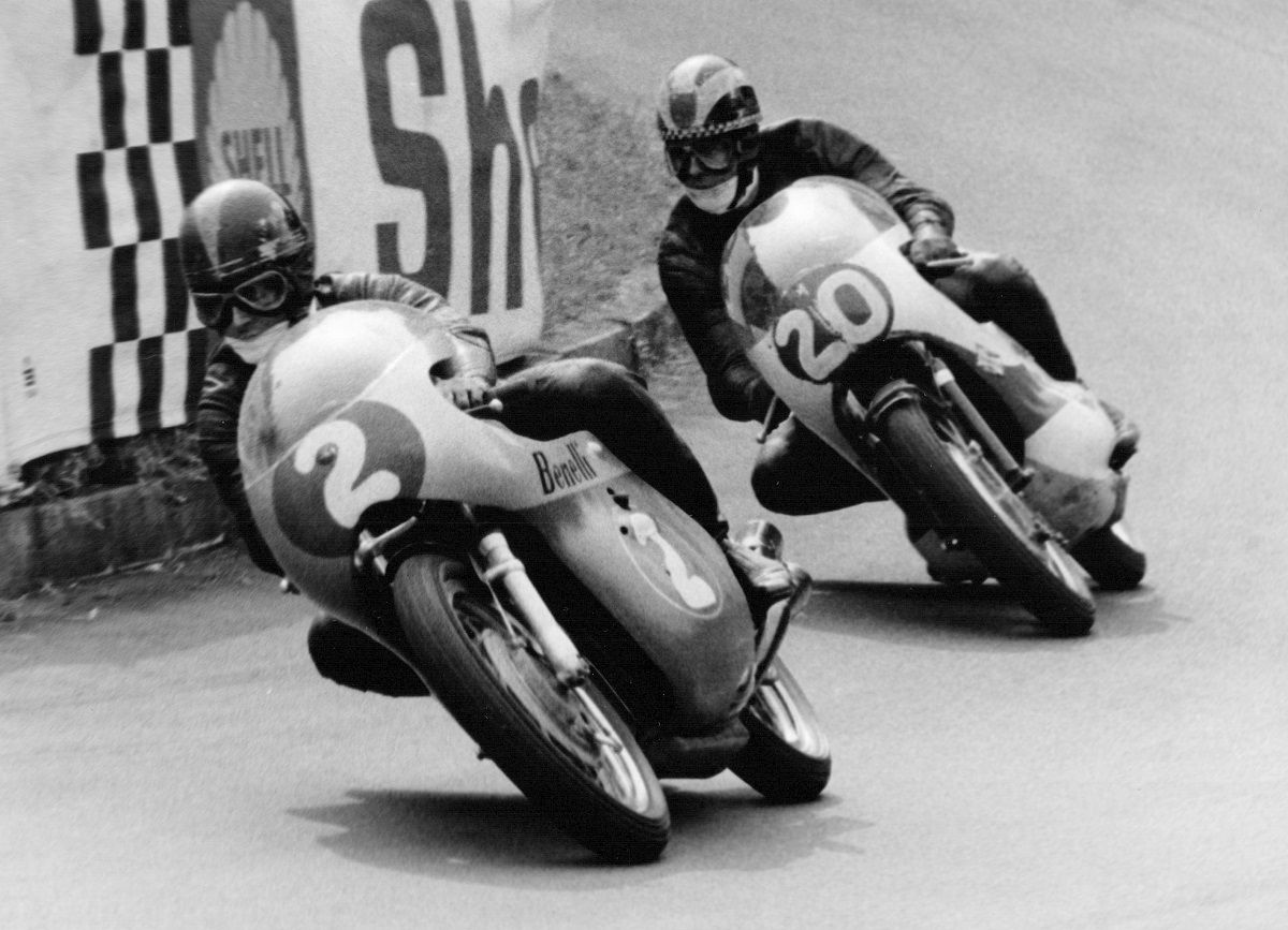 Kel Carruthers y su Benelli por delante de Phil Read en el GP de Ímola de 250 cc de 1969. Fuente: Maurice Büla © FIM