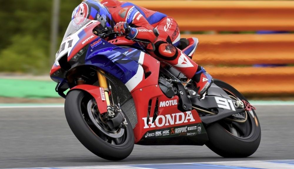 Leon Haslam subido a su moto Honda / Credit: PSP/Lukasz Swiderek © FIM Leon Haslam subido a su moto Honda / Credit: PSP/Lukasz Swiderek © FIM
