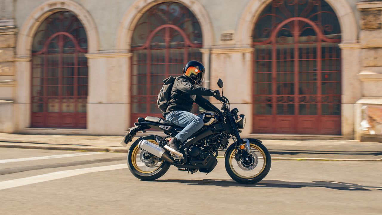 2023 Yamaha XS125SV EU Historic Black Action 003 03
