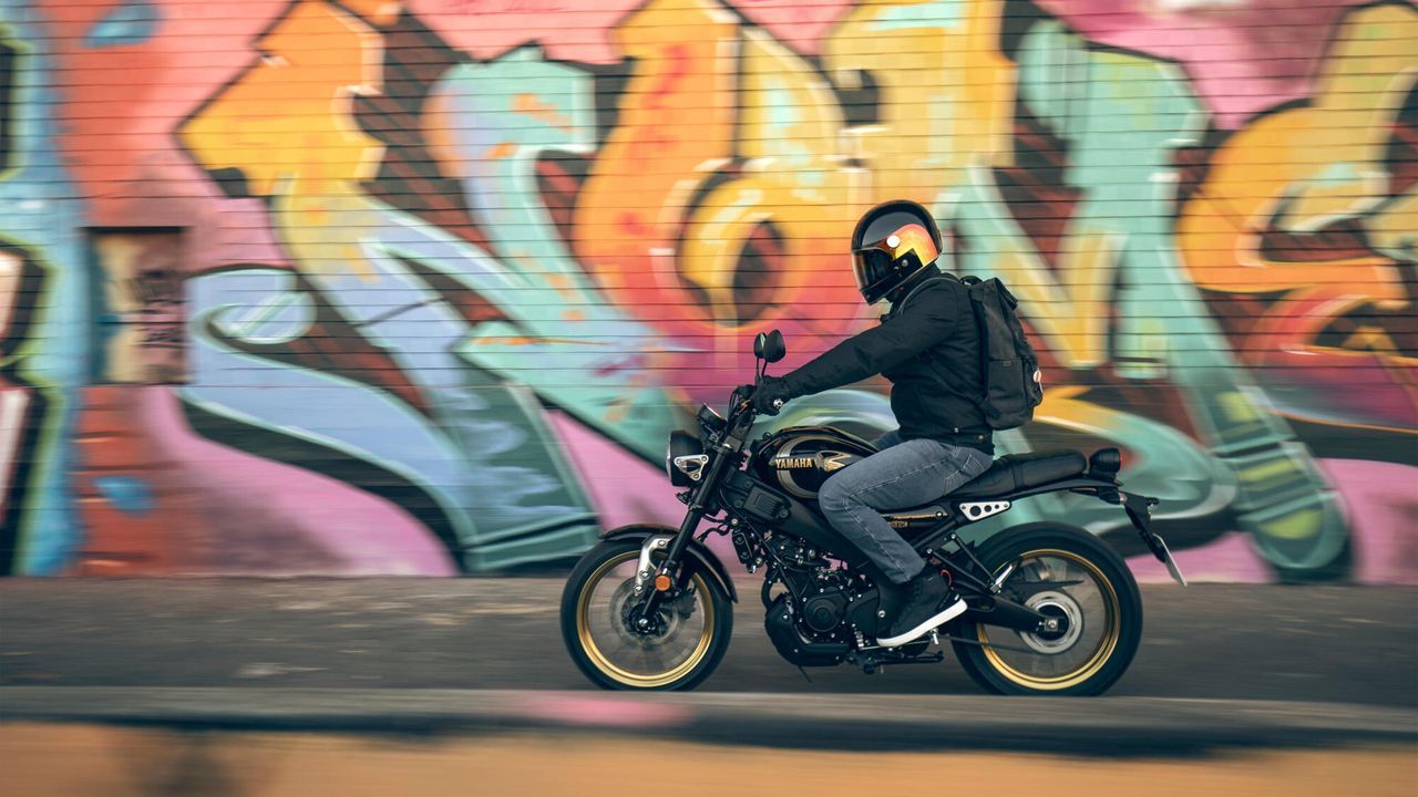 2023 Yamaha XS125SV EU Historic Black Action 004 03