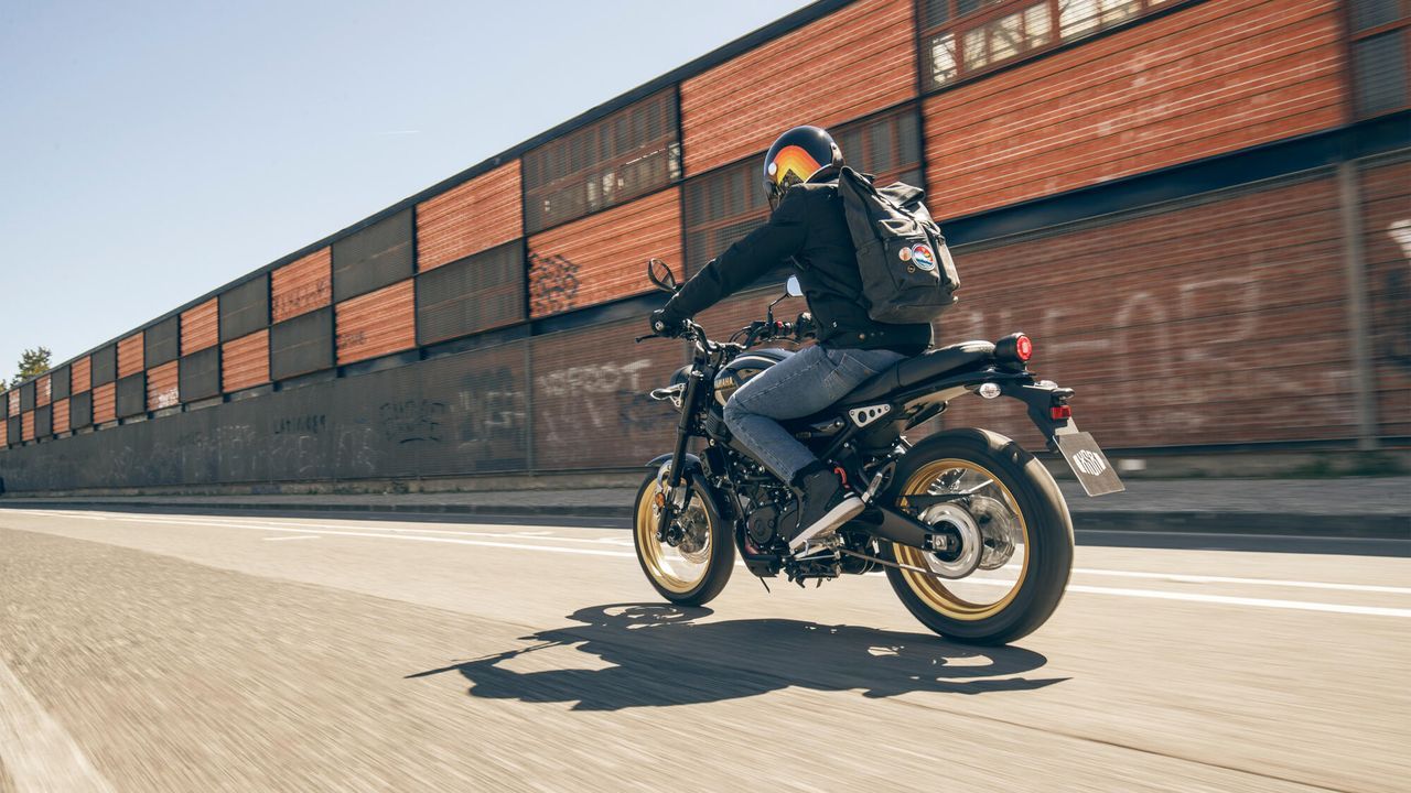 2023 Yamaha XS125SV EU Historic Black Action 006 03