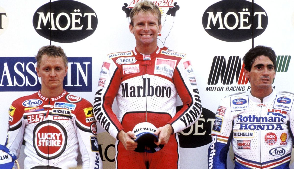 Wayne Rainey escoltado en el podio por Kevin Schwantz y Mick Doohan Wayne Rainey escoltado en el podio por Kevin Schwantz y Mick Doohan