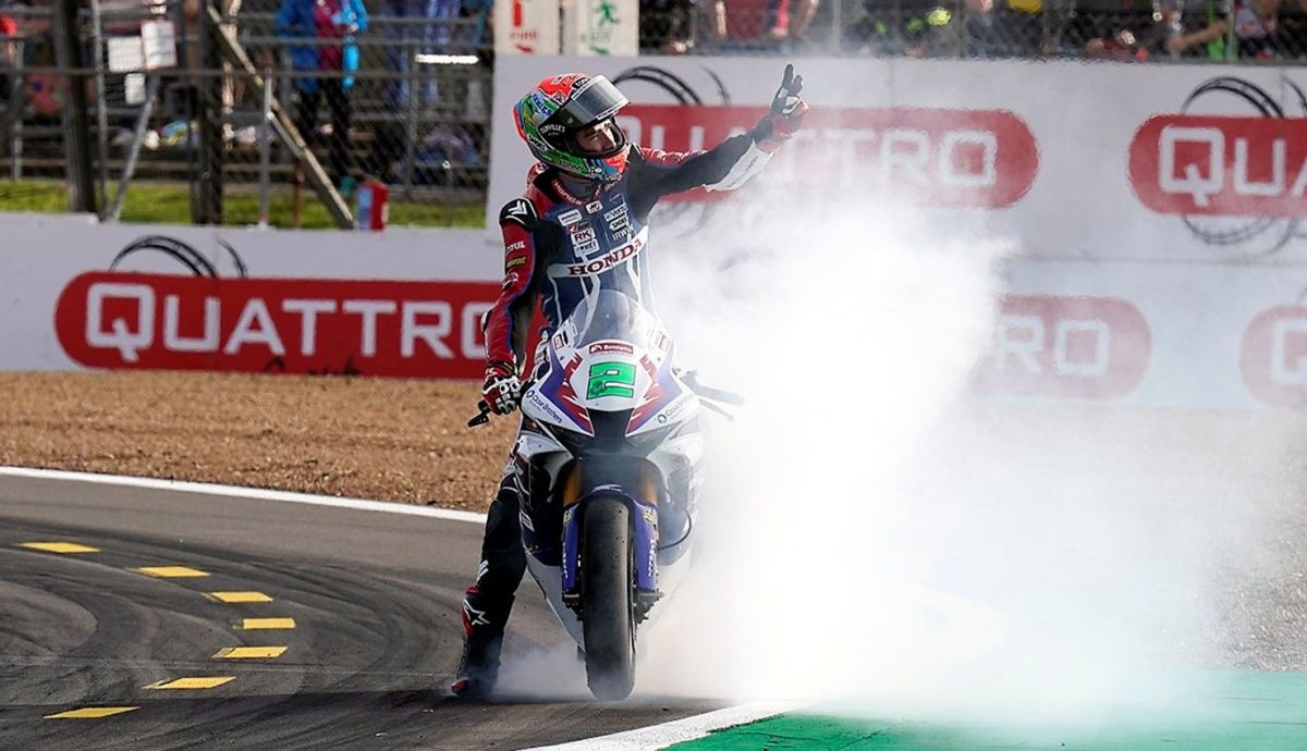 Glenn Irwin festeja la victoria con el público de Silverstone Glenn Irwin festeja la victoria con el público de Silverstone